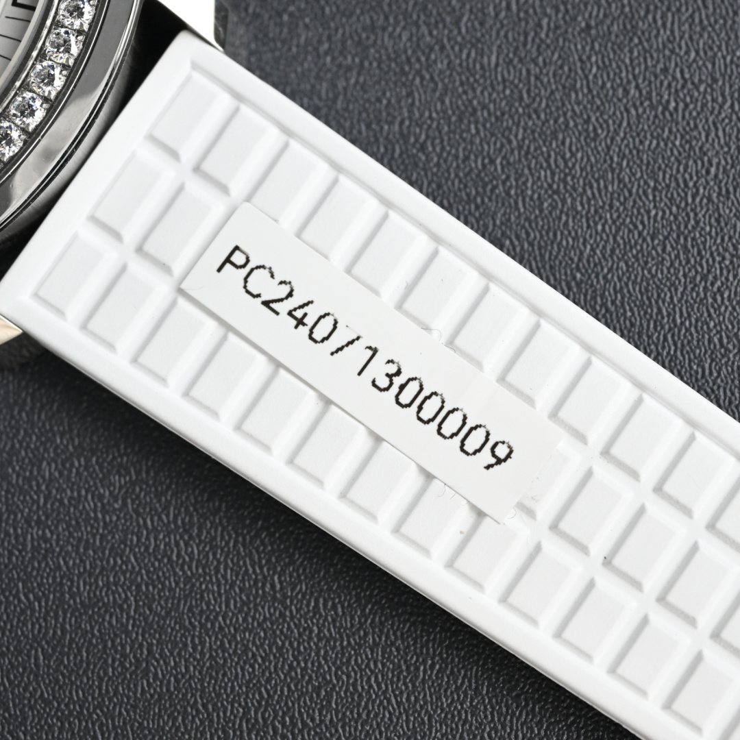 NO:393254,The strap and the buckle are equally perfect. The Aquanaut series' iconic composite strap faces great challenges in the reproduction process, because the original material formula and texture are Patek Philippe's business secrets. We use a special rubber composite material, which can be approached by multiple debugging. The checkerboard texture on the surface of the strap is pressed by precision molds, and the pattern arrangement and raised height echo the dial texture. The clasp is made of stainless steel, with smooth and stable folding mechanism, clear and profound lettering, and the proportions and details of the cross star logo are accurately restored.,,patek philippe19860909表带与表扣的同样精益求精.Aquanaut系列标志性的复合材质表带在复刻过程中面临巨大挑战,因为原版的材质配方和纹理是百达翡丽的商业秘密.我们采用特殊配方的橡胶复合材料,经过多次调试才能接近原版的手感和弹性.表带表面的棋盘格纹理通过精密模具压制而成,图案排列、凸起高度都与表盘纹理相呼应.表扣采用精钢材质,折叠机构顺滑稳固,刻字清晰深刻,十字星标志的比例和细节都准确还原.,,patek philippe,Watch