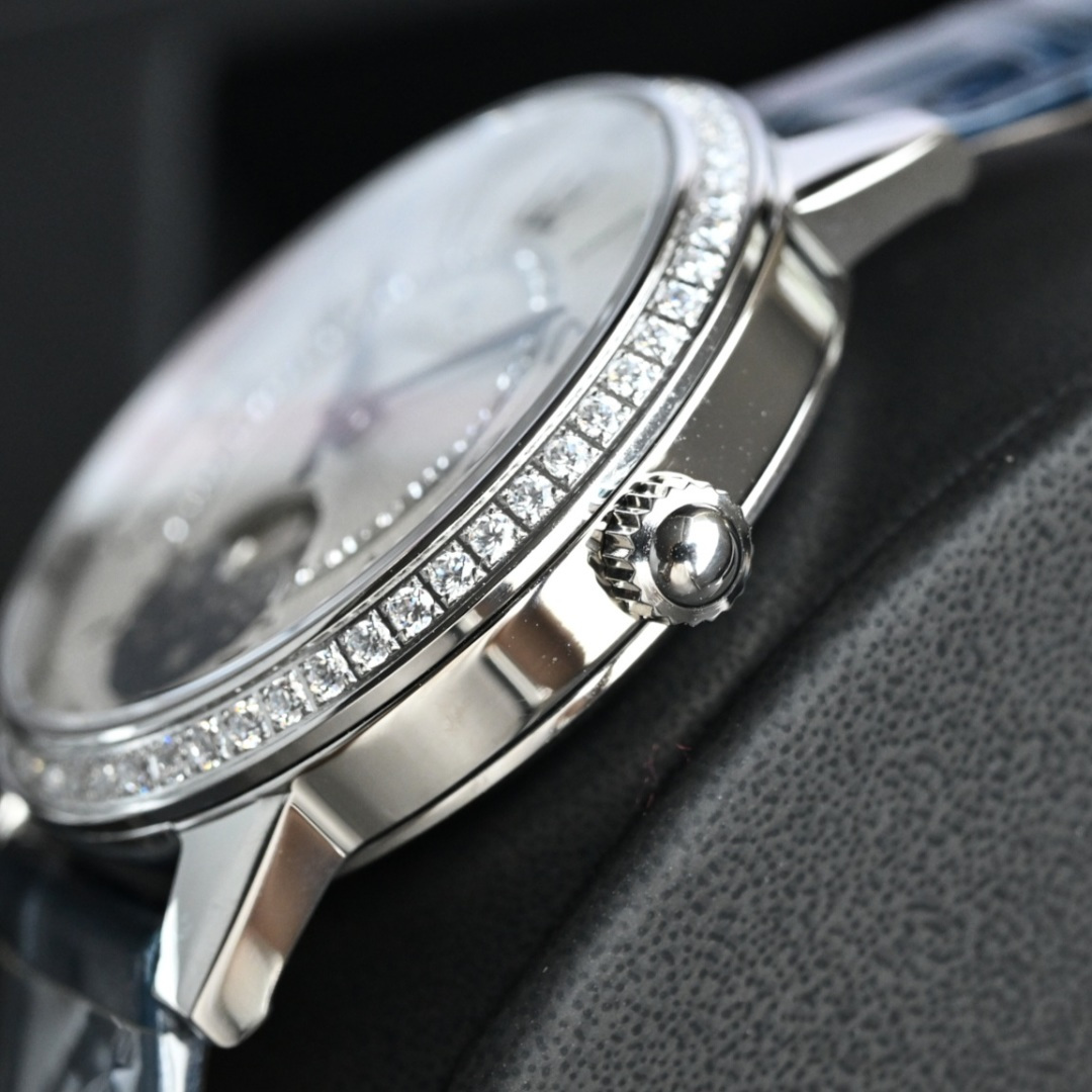 NO:393256,The case is made of high-quality 316L stainless steel, with a size of 34mm×8.8mm. The original mold is replicated one by one. The size, shape and proportion of the case are exactly the same as the original. The case has been polished carefully and presents a gloss and texture consistent with the original. The simple and capable shell design shows the elegance and ability of women. The bezel is inlaid with 60 real diamonds, with a total weight of about 0.69 carats. Zoom in to see the diamond cutting and inlaying process.,19860909表壳采用高品质316L精钢材质,尺寸为34mm×8.8mm.原装开模,一比一复刻,表壳尺寸形状和比例与原版完全一致.表壳经过精细的抛光处理,呈现出与原版一致的光泽度和质感,简约干练的外壳设计,展现出女性的优雅与干练.表圈镶嵌60颗真钻,总重约0.69克拉.放大看钻石切割和镶嵌工艺.,,Watch