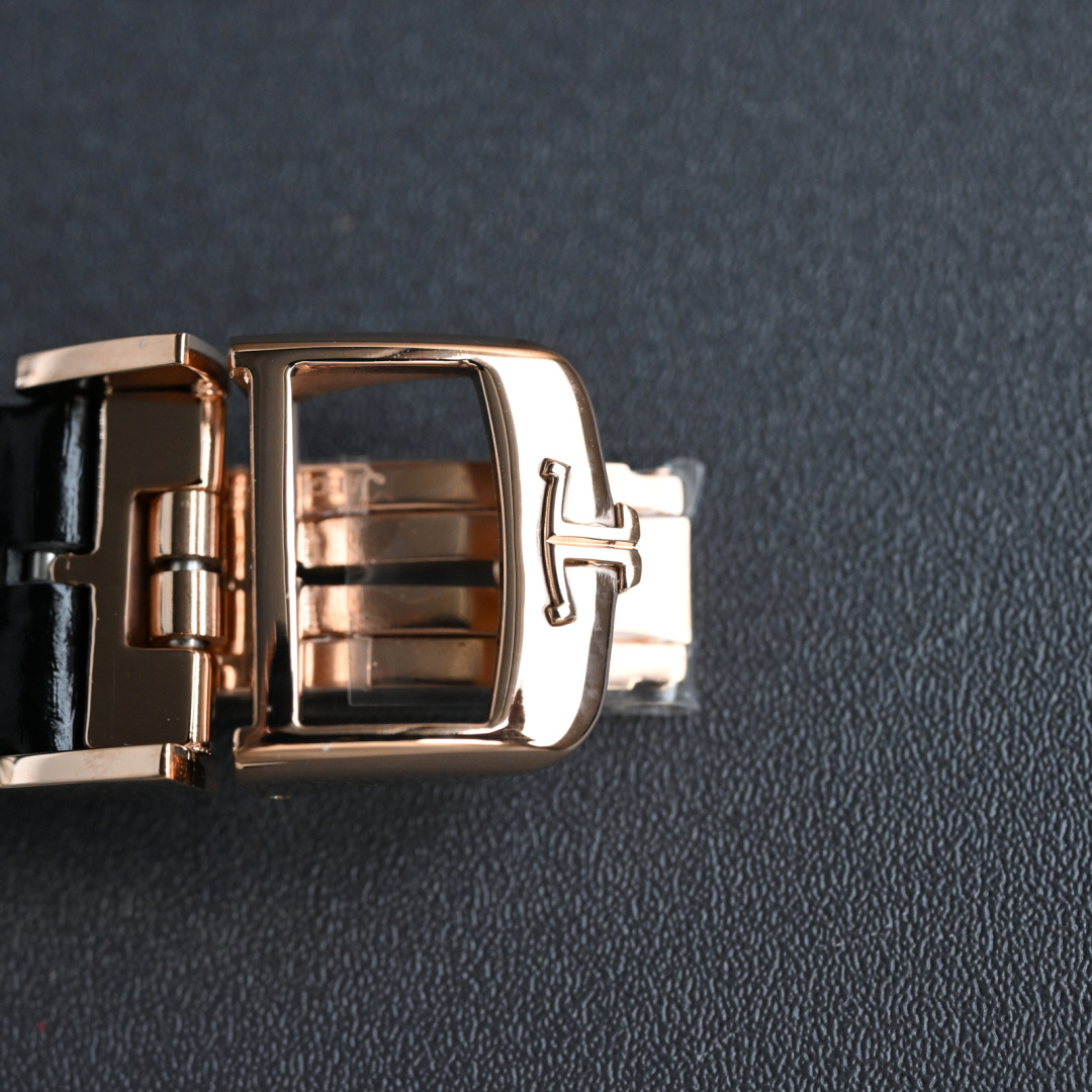 NO:393261,Jaeger-LeCoultre's classic folding clasp, the clasp is exquisitely made and polished. The clasp is engraved with Jaeger-LeCoultre's brand logo, and the clasp details are also very excellent. This design is not only easy to wear and firmly, but also shows the unique charm of the brand. The strap is made of Italian calf leather, which is light and breathable, and has an excellent texture., jaeger-lecoultre, cowhide19860909积家经典折叠表扣,表扣的做工精致,打磨细腻,且表扣上雕刻有积家的品牌logo,表扣细节也是非常优秀.这种设计不仅佩戴方便且牢固,还能展现出品牌的独特魅力.表带采用意大利小牛皮材质,轻便透气,质感上佳.,,jaeger-lecoultre,cowhide,Watch