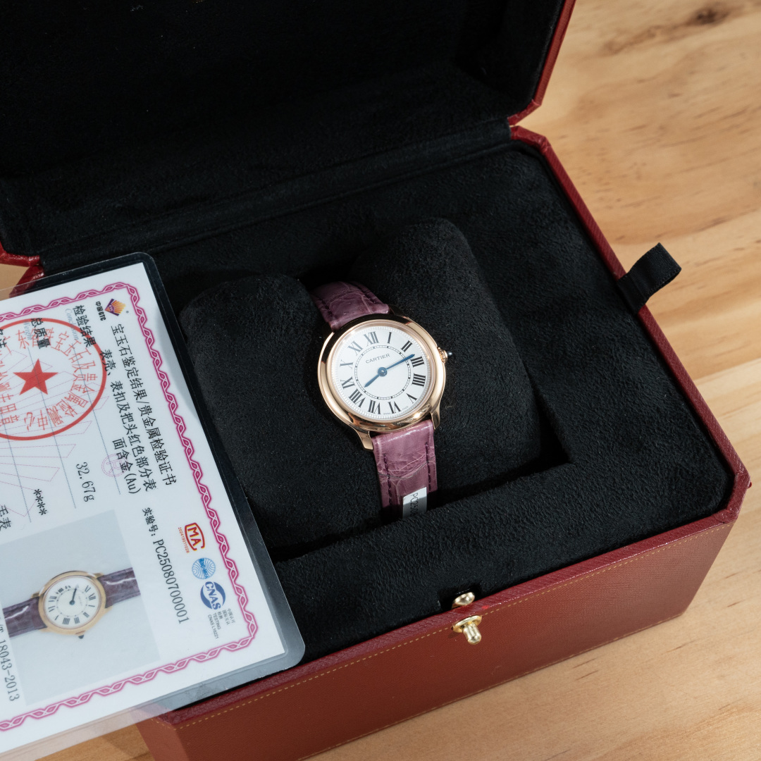 NO:946429,The Cartier London series is named after the brand's deep roots in the British capital. Its design combines the classical temperament of England with Cartier's unique French romance. The 29mm case is just the right size, neither overly flamboyant nor losing its sense of presence. It perfectly meets the needs of modern women for daily accessories. It is paired with a high-definition crocodile leather strap. The material is durable and comfortable to wear. It is exquisite but not exaggerated, practical but not out of style. The case is made of 18K gold-plated material.  The basic material is polished and gold-coated, with a gold layer thickness of 3μ. Equipped with a precious metal testing certificate from the national inspection agency!  Equipped with a genuine quartz movement imported from Switzerland, the travel time is accurate and reliable. For modern women who pursue an efficient life, the quartz movement eliminates the tedious daily winding of mechanical watches, taking into account practicality and elegance. The battery life is long, and there is almost no need to worry about travel time during daily wear, making the watch truly a practical item in life.  Classic Roman numerals and blue steel hands are iconic elements of Cartier. They are clear and easy to read on a pure white or silver dial, giving time a classical rhythm. The sword-shaped hands and the orbital minute scale complement each other, as if taking the wearer into a story-filled time corridor. The detail processing of the Cartier London 29mm quartz watch is exemplary. The crown is inlaid with a multi-faceted synthetic blue spinel, which is like the finishing touch.  The eye, adds a touch of smart color to the entire watch. The (versatility) of this watch is another major charm of it. Paired with business attire during the day, it is capable and confident; paired with a dress at night, it can instantly enhance the overall look of the high-end. The 29mm size is especially suitable for women with slender wrists, bringing out the elegant temperament. Whether it is a business meeting, weekend leisure or important social occasion, it can become your first choice!  ,,cartier,crocodile skin19860909卡地亚伦敦系列得名于品牌在英国首都的深厚渊源,其设计融合了英伦的古典气质与卡地利独有的法式浪漫.29mm的表壳尺寸恰到好处,既不过分张扬,也不失存在感,完美契合现代女性对日常配饰的需求,搭配高定鳄鱼皮表带,材质耐用,佩戴舒适. 精致而不浮夸,实用而不失格调.表壳采用18K包金材质 基础材料采用精钢打磨包金,金层厚度3μ.配备国检机构贵金属检测证书！搭载真正瑞士进口石英机芯,走时精准可靠,对于追求高效生活的现代女性而言,石英机芯省去了机械表日常上链的繁琐,兼顾了实用性与优雅.电池寿命长久,日常佩戴中几乎无需为走时操心,让手表真正成为生活中的实用品. 经典的罗马数字时标与蓝钢指针是卡地亚的标志性元素,在纯白或银白的表盘上清晰易读,赋予时间以古典的韵律.剑形指针与轨道式分钟刻度相得益彰,仿佛将佩戴者带入一个充满故事的时间长廊.卡地亚伦敦29mm石英手表的细节处理堪称典范.表冠镶嵌一颗多切面合成蓝色尖晶石,犹如画龙点睛,为整表增添了一抹灵动色彩.这款手表的（多用途性）是其另一大魅力所在.白天搭配职业装,它干练而自信；晚间搭配礼服,它又能瞬间提升整体造型的高级感.29mm的尺寸尤其适合手腕较纤细的女性,衬托出优雅的气质.无论是商务会议、周末休闲还是重要社交场合,都可以成为你的首选！,,cartier,crocodile skin,Watch