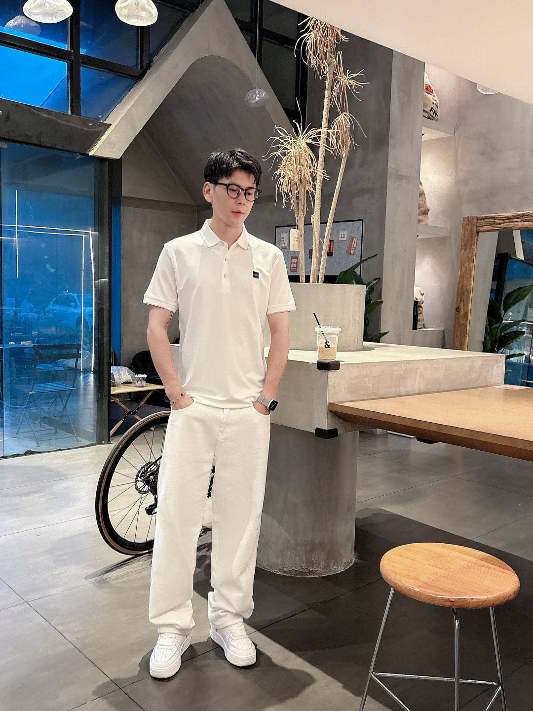 NO:431267,BOSS 2025ss summer new letter logo men's lapel Polo shirt!  Classic business men's style, high-end men's style at the ceiling level of business men's style!  Simple, fashionable and elegant, single-wearing inner wear is decent, quality control/detail control takes away, low-key, luxurious and connotative!  Customer-supplied fixed mesh flooring cotton cloth is carefully made, the surface of the fabric is evenly arranged and neatly arranged, with excellent breathability and heat dissipation and sweat resistance, and the comfort level of the upper body is completely better than that of ordinary single-sided sweat cloth tissue!  The classic brand LOGO logo on the chest is created with top-level craftsmanship. The LOGO has three-dimensional, clear and full texture, and is an extraordinary product in the classic field whether it is inner wear or single wear!  The exquisite cutting process, the processing of every detail is very standard and delicate, and it is comparable to that of ordinary LOW products on the market. Men must enter the basic versatile Polo shirts!  Multi-color Size M-4xl, alexander wang19860909BOSS 2025ss夏季新款字母logo男士翻领Polo衫！经典商务男款,高端男装的天花板级别的商务男款！简约时尚大气不失优雅,单穿内搭体面过人,品质控/细节控的闭眼带走,低调又奢华有内涵！ 客供定织网眼珠地棉布精心制成,面料表面排列均匀整齐的网眼纹理,透气性和散热排汗性极佳,上身舒适程度完全优于普通单面汗布组织！胸前经典的品牌LOGO标识,采用顶级工艺打造,LOGO立体清晰饱满,质感非凡的特质,无论是内搭还是单穿都是一款经典领域的产品！精妙绝伦的裁剪工艺,每一个细节处理的非常标准细腻,非市面一般LOW货可以媲美的,男士必入基础百搭款Polo衫推荐！ 颜色多颜色 尺码M-4xl,,alexander wang,Men's clothing