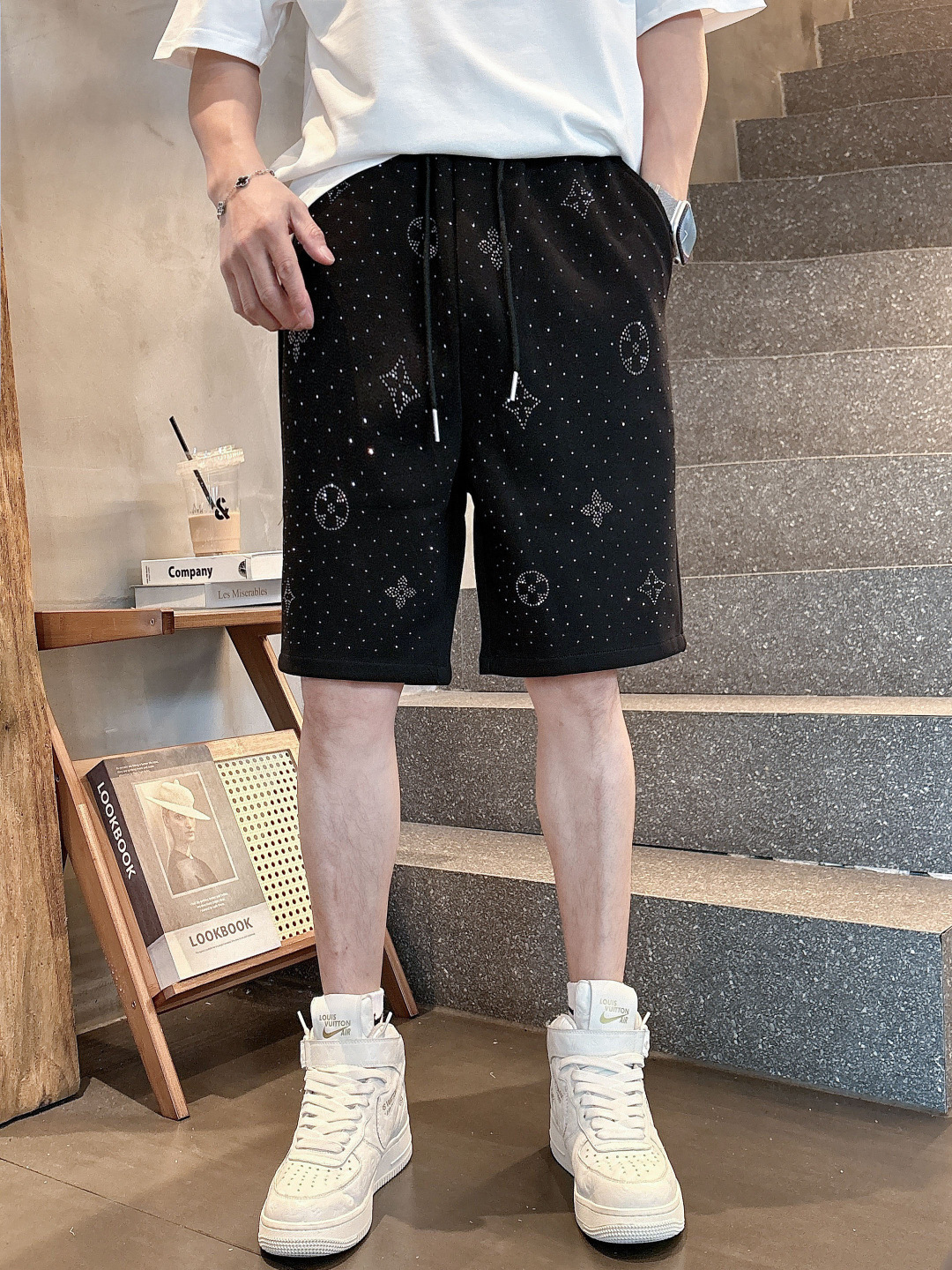 NO:431272,LV 2025ss summer new style, original single counter casual shorts, luxury classic brand original LOGO accessories, hot-selling models for counters, very comfortable to wear, low-key and luxurious, very classy when worn, no need to say much about the pants style and cutting, exquisite and vivid high-end and top-quality materials, truly palace-level casual pants, Turkish cotton quality, heavy washing makes the pants very soft!  Not picky about people, the upper body is absolutely stylish and extremely luxurious. Size M-3XL.,,louis vuitton, shorts,alexander wang19860909LV 2025ss夏季新款,原单专柜休闲短裤,奢华经典品牌原版LOGO配饰 专柜热销款 身穿着非常舒适 低调不失奢华 穿出去非常有档次 裤型款式和裁剪亦无需多言 上身精致跃然高档一等一顶级质料 真正殿堂级的休闲裤 选用土耳其的棉花品质卓然,经过重水洗使得裤子很柔软！不挑人 上身绝对的有型 极度奢华. 尺码M-3XL.,,louis vuitton,shorts,alexander wang,Men's clothing