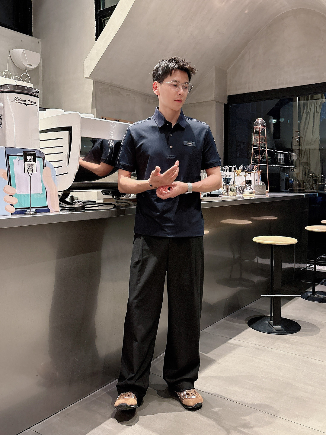 NO:431295,Dior 2025ss summer new letter logo men's lapel Polo shirt!  Classic business men's style, high-end men's style at the ceiling level of business men's style!  Simple, fashionable and elegant, single-wearing inner wear is decent, quality control/detail control takes away, low-key, luxurious and connotative!  Customer-supplied fixed mesh flooring cotton cloth is carefully made, the surface of the fabric is evenly arranged and neatly arranged, with excellent breathability and heat dissipation and sweat resistance, and the comfort level of the upper body is completely better than that of ordinary single-sided sweat cloth tissue!  The classic brand LOGO logo on the chest is created with top-level craftsmanship. The LOGO has three-dimensional, clear and full texture, and is an extraordinary product in the classic field whether it is inner wear or single wear!  The exquisite cutting process, the processing of every detail is very standard and delicate, and it is comparable to that of ordinary LOW products on the market. Men must enter the basic versatile Polo shirts!  Multi-color Size M-4xl, Dior, Alexander wang19860909迪奥 2025ss夏季新款字母logo男士翻领Polo衫！经典商务男款,高端男装的天花板级别的商务男款！简约时尚大气不失优雅,单穿内搭体面过人,品质控/细节控的闭眼带走,低调又奢华有内涵！ 客供定织网眼珠地棉布精心制成,面料表面排列均匀整齐的网眼纹理,透气性和散热排汗性极佳,上身舒适程度完全优于普通单面汗布组织！胸前经典的品牌LOGO标识,采用顶级工艺打造,LOGO立体清晰饱满,质感非凡的特质,无论是内搭还是单穿都是一款经典领域的产品！精妙绝伦的裁剪工艺,每一个细节处理的非常标准细腻,非市面一般LOW货可以媲美的,男士必入基础百搭款Polo衫推荐！ 颜色多颜色 尺码M-4xl,,dior,alexander wang,Men's clothing