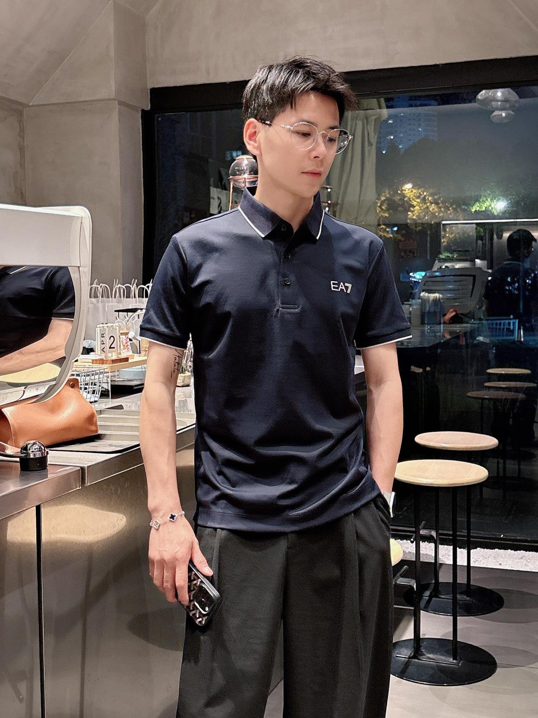 NO:431289,Armani 2025ss summer new letter logo men's lapel Polo shirt!  Classic business men's style, high-end men's style at the ceiling level of business men's style!  Simple, fashionable and elegant, single-wearing inner wear is decent, quality control/detail control takes away, low-key, luxurious and connotative!  Customer-supplied fixed mesh flooring cotton cloth is carefully made, the surface of the fabric is evenly arranged and neatly arranged, with excellent breathability and heat dissipation and sweat resistance, and the comfort level of the upper body is completely better than that of ordinary single-sided sweat cloth tissue!  The classic brand LOGO logo on the chest is created with top-level craftsmanship. The LOGO has three-dimensional, clear and full texture, and is an extraordinary product in the classic field whether it is inner wear or single wear!  The exquisite cutting process, the processing of every detail is very standard and delicate, and it is comparable to that of ordinary LOW products on the market. Men must enter the basic versatile Polo shirts!  Multi-color Size M-4xl, Armani,alexander wang19860909阿玛尼 2025ss夏季新款字母logo男士翻领Polo衫！经典商务男款,高端男装的天花板级别的商务男款！简约时尚大气不失优雅,单穿内搭体面过人,品质控/细节控的闭眼带走,低调又奢华有内涵！ 客供定织网眼珠地棉布精心制成,面料表面排列均匀整齐的网眼纹理,透气性和散热排汗性极佳,上身舒适程度完全优于普通单面汗布组织！胸前经典的品牌LOGO标识,采用顶级工艺打造,LOGO立体清晰饱满,质感非凡的特质,无论是内搭还是单穿都是一款经典领域的产品！精妙绝伦的裁剪工艺,每一个细节处理的非常标准细腻,非市面一般LOW货可以媲美的,男士必入基础百搭款Polo衫推荐！ 颜色多颜色 尺码M-4xl,,armani,alexander wang,Men's clothing