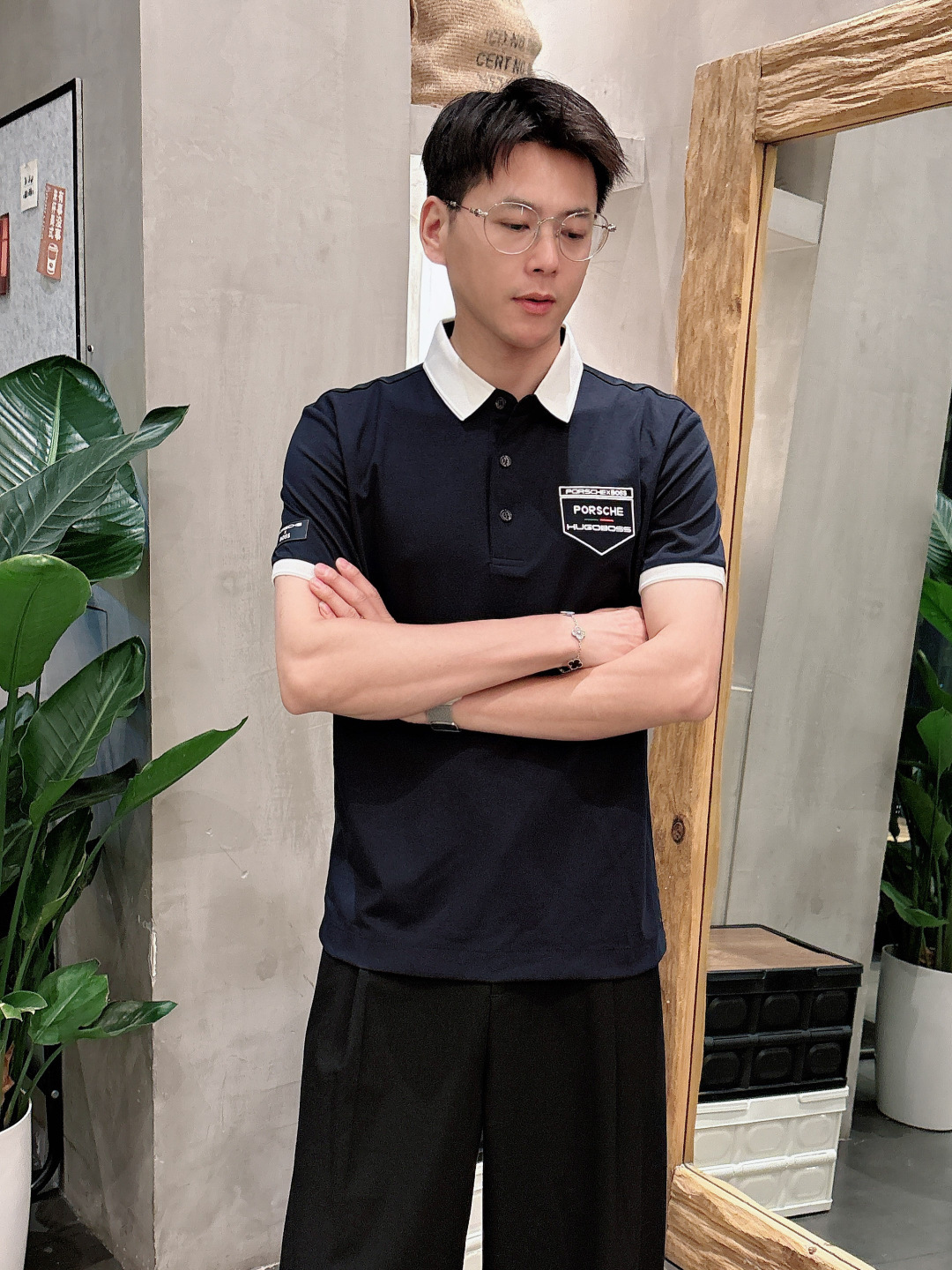 NO:431283,BOSS 2025ss summer new letter logo men's lapel Polo shirt!  Classic business men's style, high-end men's style at the ceiling level of business men's style!  Simple, fashionable and elegant, single-wearing inner wear is decent, quality control/detail control takes away, low-key, luxurious and connotative!  Customer-supplied fixed mesh flooring cotton cloth is carefully made, the surface of the fabric is evenly arranged and neatly arranged, with excellent breathability and heat dissipation and sweat resistance, and the comfort level of the upper body is completely better than that of ordinary single-sided sweat cloth tissue!  The classic brand LOGO logo on the chest is created with top-level craftsmanship. The LOGO has three-dimensional, clear and full texture, and is an extraordinary product in the classic field whether it is inner wear or single wear!  The exquisite cutting process, the processing of every detail is very standard and delicate, and it is comparable to that of ordinary LOW products on the market. Men must enter the basic versatile Polo shirts!  Multi-color Size M-4xl, alexander wang19860909BOSS 2025ss夏季新款字母logo男士翻领Polo衫！经典商务男款,高端男装的天花板级别的商务男款！简约时尚大气不失优雅,单穿内搭体面过人,品质控/细节控的闭眼带走,低调又奢华有内涵！ 客供定织网眼珠地棉布精心制成,面料表面排列均匀整齐的网眼纹理,透气性和散热排汗性极佳,上身舒适程度完全优于普通单面汗布组织！胸前经典的品牌LOGO标识,采用顶级工艺打造,LOGO立体清晰饱满,质感非凡的特质,无论是内搭还是单穿都是一款经典领域的产品！精妙绝伦的裁剪工艺,每一个细节处理的非常标准细腻,非市面一般LOW货可以媲美的,男士必入基础百搭款Polo衫推荐！ 颜色多颜色 尺码M-4xl,,alexander wang,Men's clothing