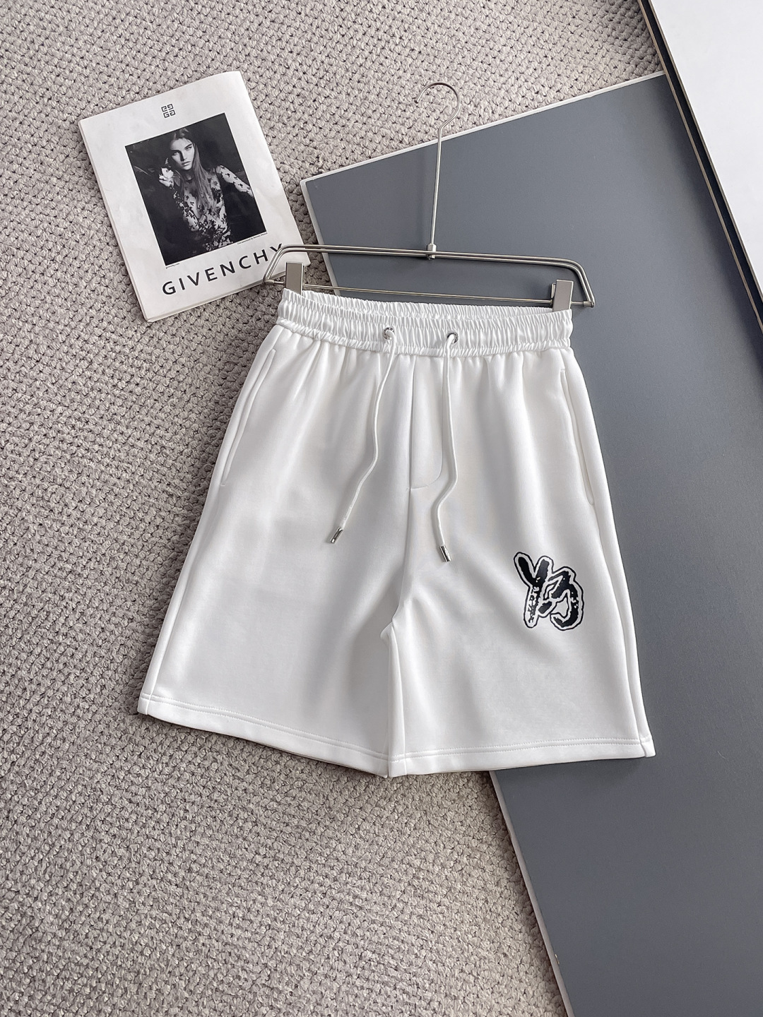 NO:932040,Y3 complete three standards 2026 new summer men's casual shorts, advanced custom-made breathable fabrics, extremely breathable, elastic and comfortable, impeccable details, top-grade accessories, original logo design concept, delicate and soft feel!  The upper body shape is awesome!  Sizes M-XXXL, please state your height and weight when ordering,,shorts,19860909Y3 三标齐全 2026夏季新款男士休闲短裤,高级定制面料透气面料 透气弹力舒适度极高,细节无可挑剔,顶级辅料配备,原版logo设计理念,手感细腻柔软！上身版型超赞！尺码M-XXXL下单报身高体重,,shorts,,Men's clothing
