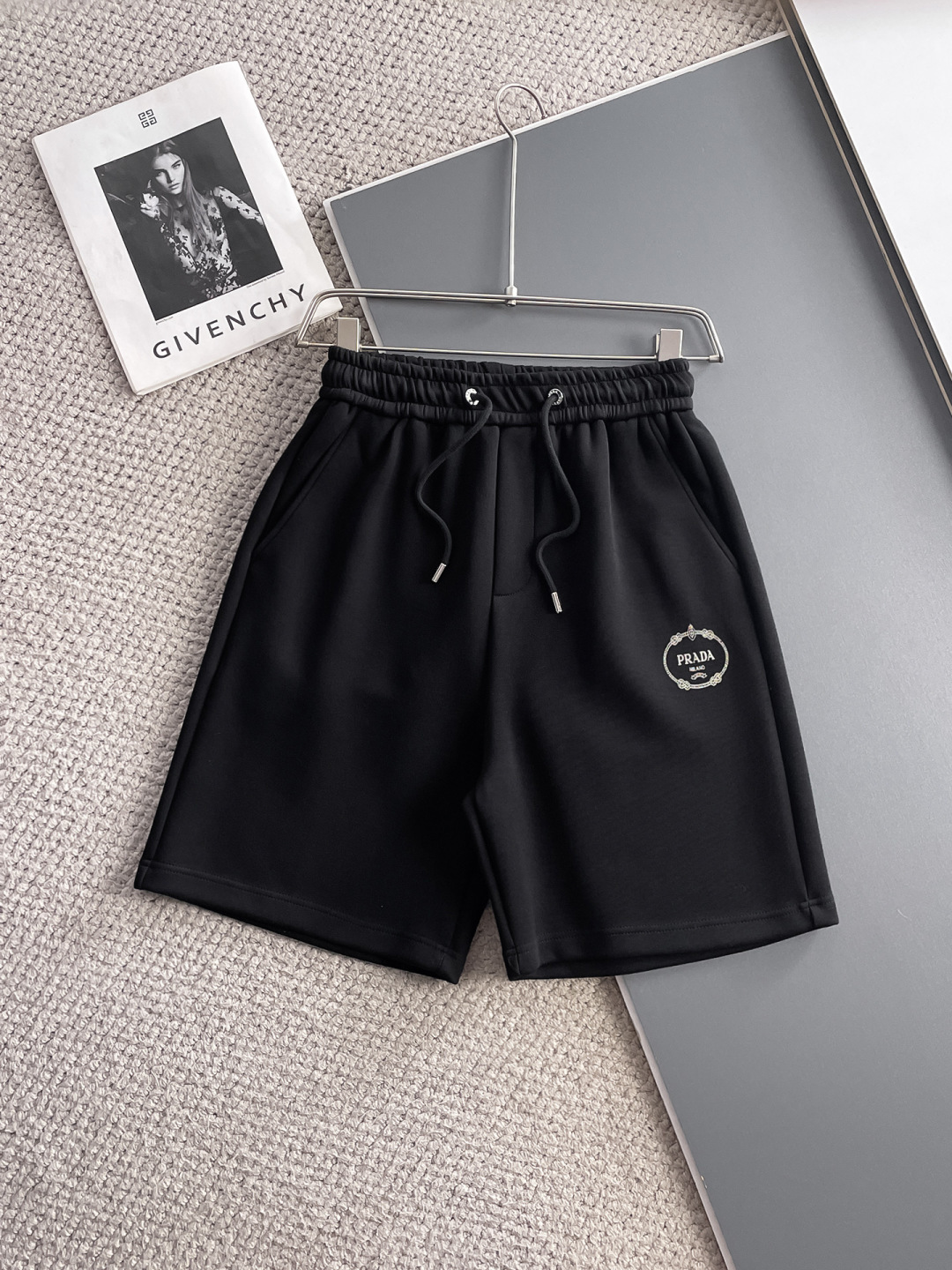 NO:932048,Prada's three-standard complete 2026 new summer men's casual shorts, advanced custom-made breathable fabrics, extremely breathable, elastic and comfortable, impeccable details, top-grade accessories, original logo design concept, delicate and soft feel!  The upper body shape is awesome!  Sizes M-XXXL, please state your height and weight when ordering, prada, shorts,19860909普拉达 三标齐全 2026夏季新款男士休闲短裤,高级定制面料透气面料 透气弹力舒适度极高,细节无可挑剔,顶级辅料配备,原版logo设计理念,手感细腻柔软！上身版型超赞！尺码M-XXXL下单报身高体重,,prada,shorts,,Men's clothing