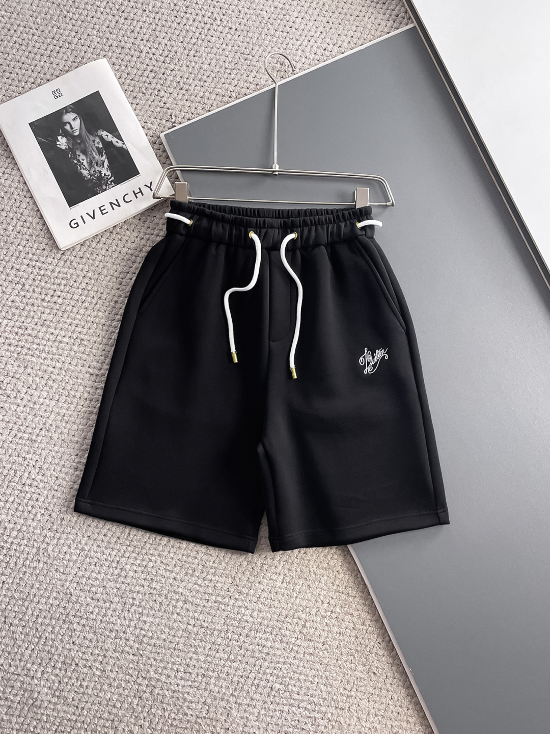 NO:932056,LV three-standard complete 2026 summer new men's casual shorts, advanced custom-made breathable fabrics, extremely breathable, elastic and comfortable, impeccable details, top-grade accessories, original logo design concept, delicate and soft feel!  The upper body fit is awesome!  Sizes M-XXXL, please state your height and weight when ordering,,louis vuitton,shorts,19860909LV 三标齐全 2026夏季新款男士休闲短裤,高级定制面料透气面料 透气弹力舒适度极高,细节无可挑剔,顶级辅料配备,原版logo设计理念,手感细腻柔软！上身版型超赞！尺码M-XXXL下单报身高体重,,louis vuitton,shorts,,Men's clothing