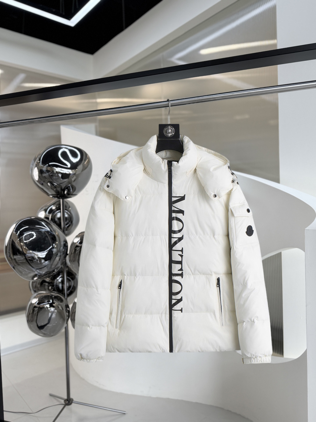 NO:626241,The hottest item for the winter, the new winter down jacket with all three labels for the mask. The new product on the show is in perfect condition. It is comfortable and warm, and the color is full and attractive. The design is very outstanding, and it can easily enhance the sense of fashion. The workmanship is extremely sophisticated and rigorous, and the wiring is neat and meticulous!  A masterpiece from a famous designer!  The upper body does not look bloated and is super handsome!  Available sizes M ~ XXXL,,Moncler,jackets & coats,down jacket,alexander wang19860909开冬爆款, 蒙口 三标齐全ss冬季新款羽绒服外套,秀场新品品相非常完美,舒适保暖,色泽饱满诱人,非常出彩的设计,轻松将时髦感进阶,做工极为考究严谨,走线工整细致！大牌设计师巨作！上身不显臃肿、超级帅气！现货码数M ～ XXXL,,Moncler,jackets & coats,down jacket,alexander wang,Men's clothing