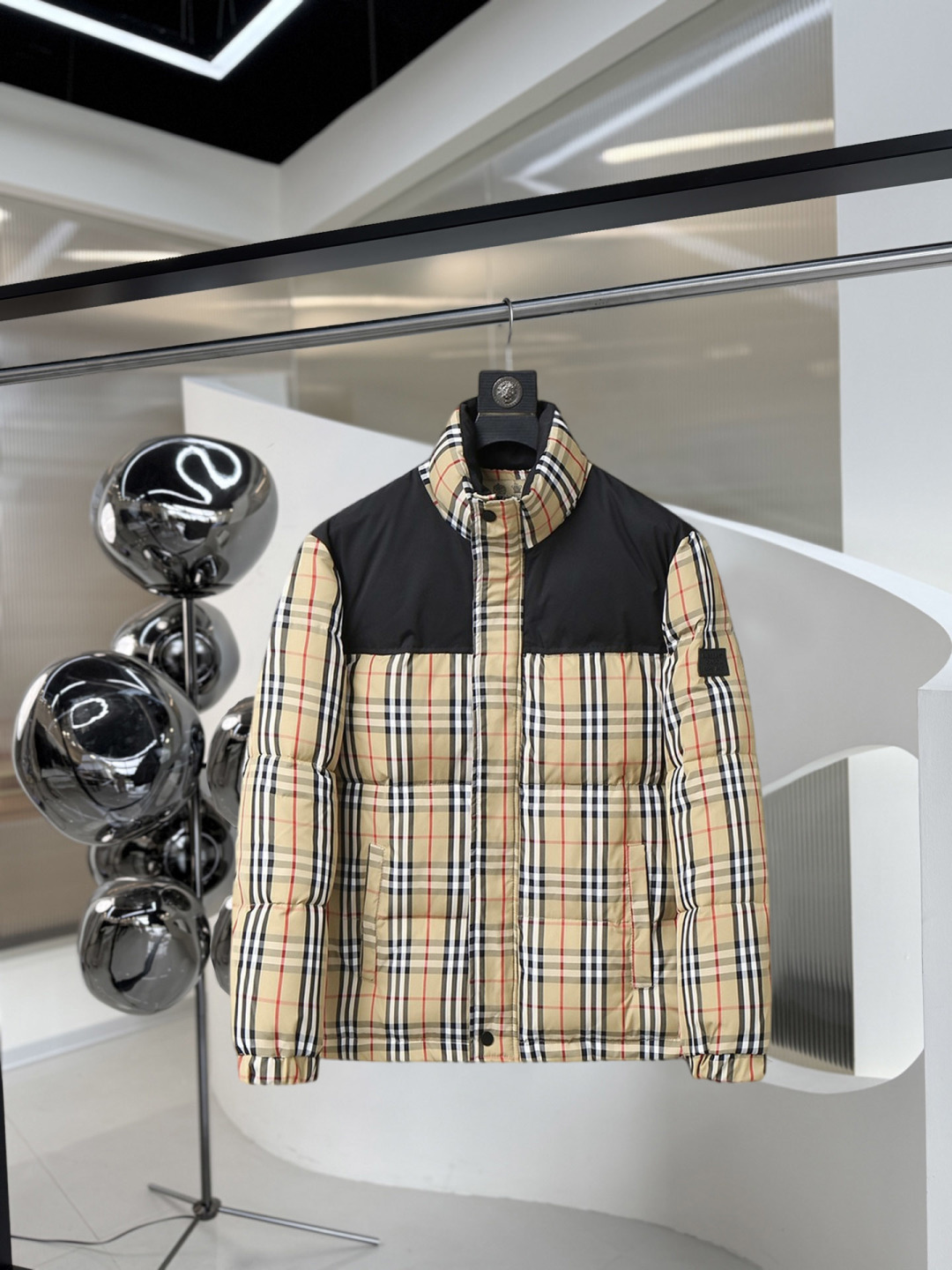 NO:626231,Burberry's three-standard complete ss new winter down jacket, the new product on the show is in perfect condition, comfortable and warm, the color is full and attractive, the very outstanding design can easily enhance the fashion sense, the workmanship is extremely sophisticated and rigorous, and the wiring is neat and meticulous!  A masterpiece from a famous designer!  The upper body does not look bloated and is super handsome!  Available sizes M ~ XXXL,,burberry,jackets & coats,down jacket,alexander wang19860909巴宝莉 三标齐全 ss冬季新款羽绒棉服外套,秀场新品品相非常完美,舒适保暖,色泽饱满诱人,非常出彩的设计,轻松将时髦感进阶,做工极为考究严谨,走线工整细致！大牌设计师巨作！上身不显臃肿、超级帅气！现货码数M ～ XXXL,,burberry,jackets & coats,down jacket,alexander wang,Men's clothing