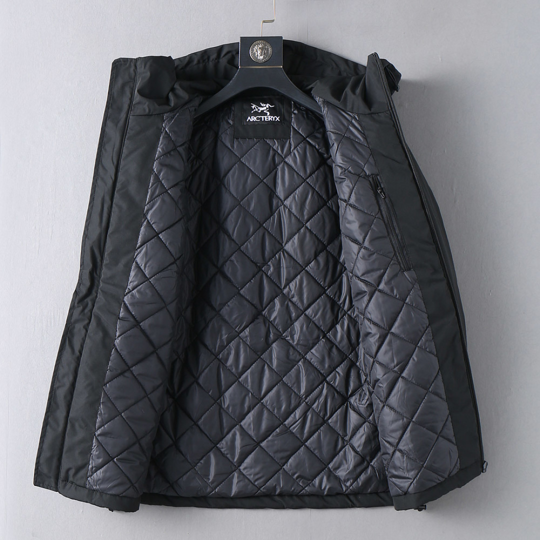 P520  始祖鸟 三标齐全    2025ss冬季新款羽绒棉服外套，秀场新品‼品相非常完美，舒适保暖，色泽饱满诱人，非常出彩的设计，轻松将时髦感进阶，做工极为考究严谨，走线工整细致！大牌设计师巨作！上身不显臃肿、超级帅气！现货码数：M ～ XXXL