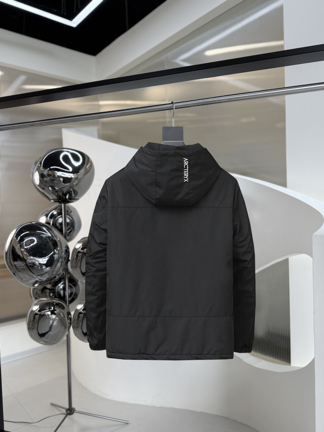 P520  始祖鸟 三标齐全    2025ss冬季新款羽绒棉服外套，秀场新品‼品相非常完美，舒适保暖，色泽饱满诱人，非常出彩的设计，轻松将时髦感进阶，做工极为考究严谨，走线工整细致！大牌设计师巨作！上身不显臃肿、超级帅气！现货码数：M ～ XXXL