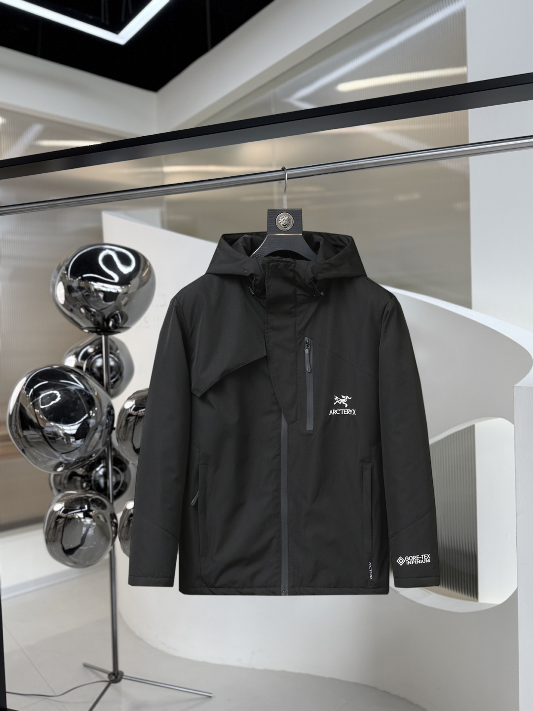 P520  始祖鸟  三标齐全    2025ss冬季新款羽绒棉服外套，秀场新品‼品相非常完美，舒适保暖，色泽饱满诱人，非常出彩的设计，轻松将时髦感进阶，做工极为考究严谨，走线工整细致！大牌设计师巨作！上身不显臃肿、超级帅气！现货码数：M ～ XXXL