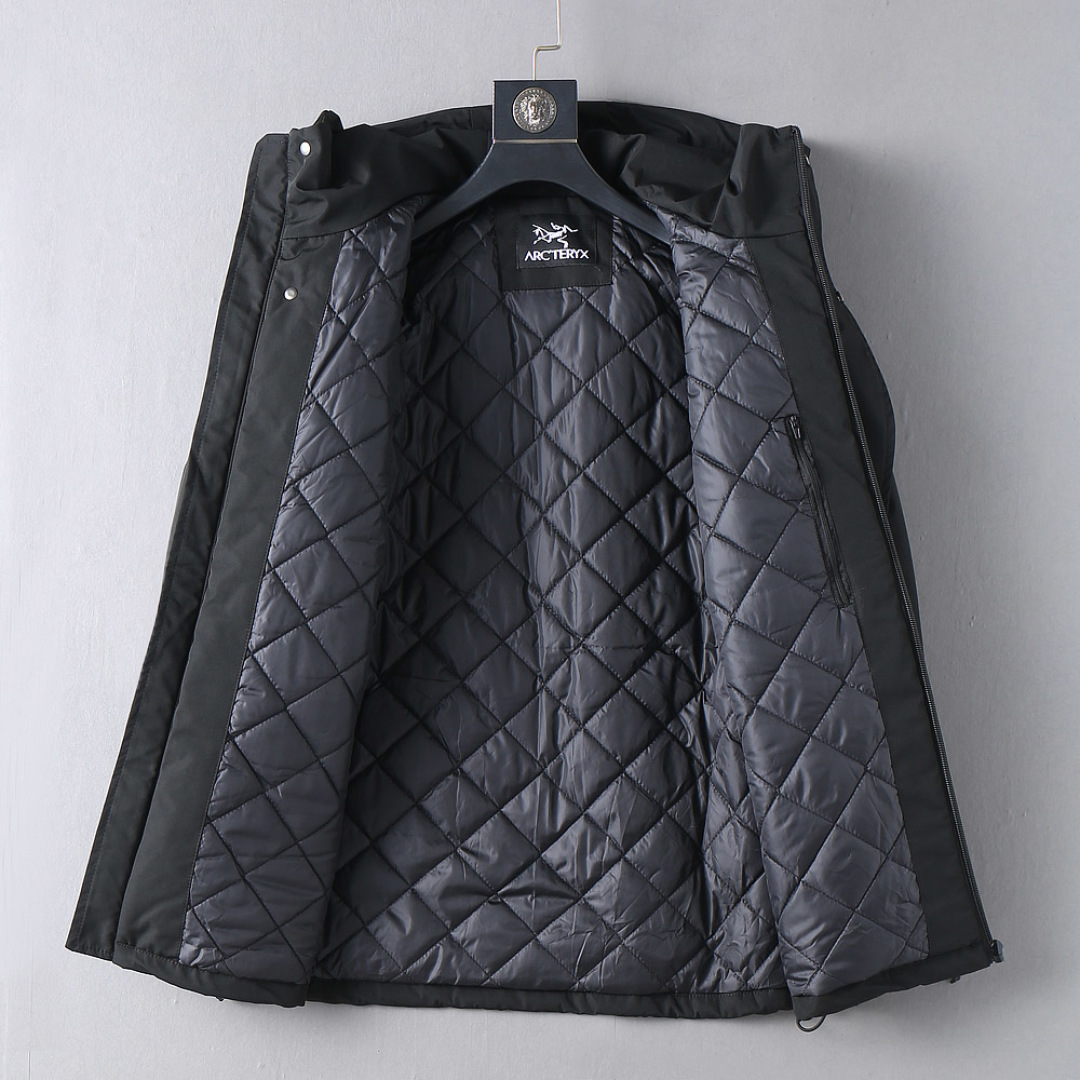 P520  始祖鸟  三标齐全    2025ss冬季新款羽绒棉服外套，秀场新品‼品相非常完美，舒适保暖，色泽饱满诱人，非常出彩的设计，轻松将时髦感进阶，做工极为考究严谨，走线工整细致！大牌设计师巨作！上身不显臃肿、超级帅气！现货码数：M ～ XXXL