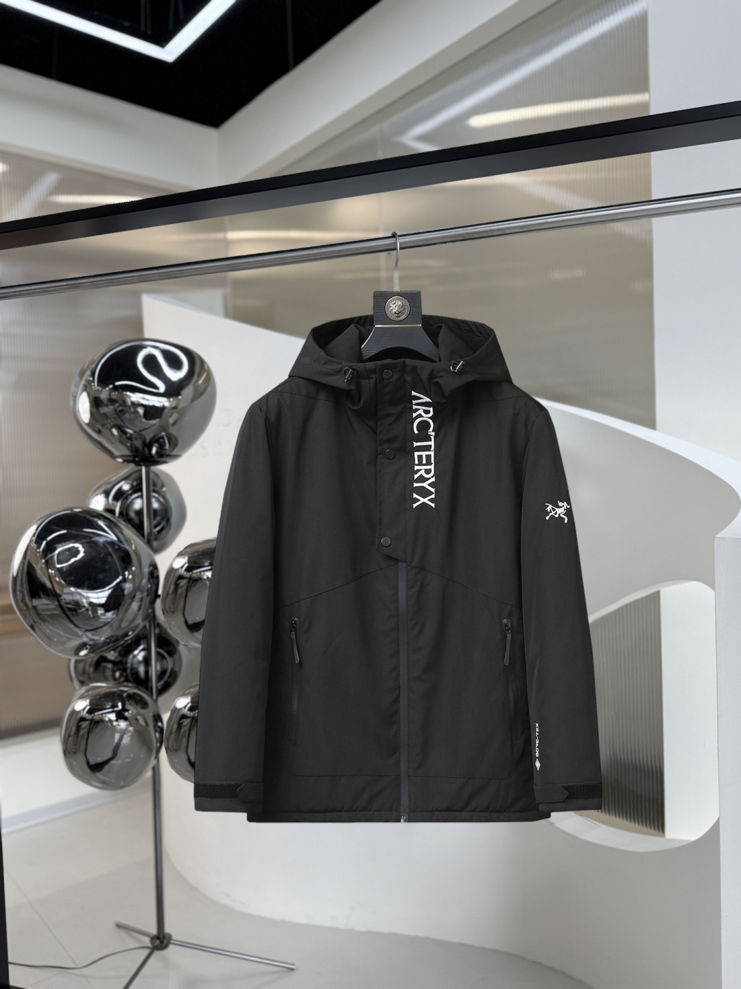 P520  始祖鸟 三标齐全    2025ss冬季新款羽绒棉服外套，秀场新品‼品相非常完美，舒适保暖，色泽饱满诱人，非常出彩的设计，轻松将时髦感进阶，做工极为考究严谨，走线工整细致！大牌设计师巨作！上身不显臃肿、超级帅气！现货码数：M ～ XXXL