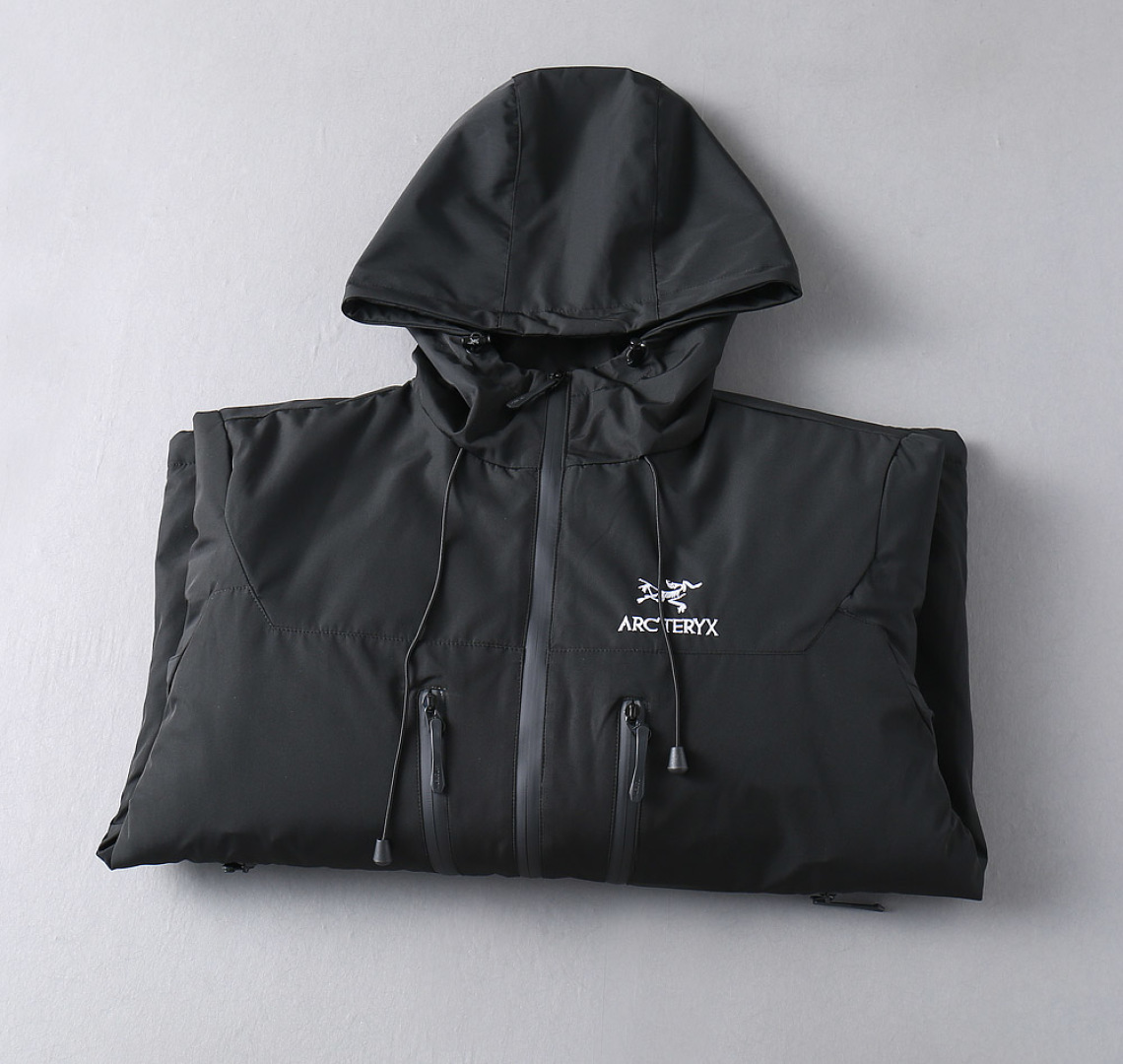 P520  始祖鸟  三标齐全    2025ss冬季新款羽绒棉服外套，秀场新品‼品相非常完美，舒适保暖，色泽饱满诱人，非常出彩的设计，轻松将时髦感进阶，做工极为考究严谨，走线工整细致！大牌设计师巨作！上身不显臃肿、超级帅气！现货码数：M ～ XXXL