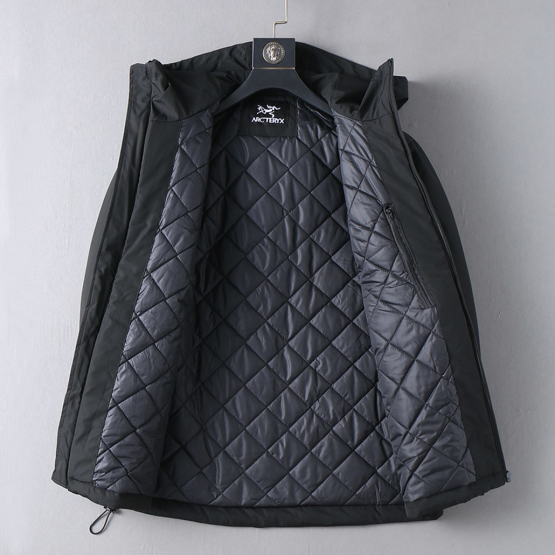 P520  始祖鸟  三标齐全    2025ss冬季新款羽绒棉服外套，秀场新品‼品相非常完美，舒适保暖，色泽饱满诱人，非常出彩的设计，轻松将时髦感进阶，做工极为考究严谨，走线工整细致！大牌设计师巨作！上身不显臃肿、超级帅气！现货码数：M ～ XXXL