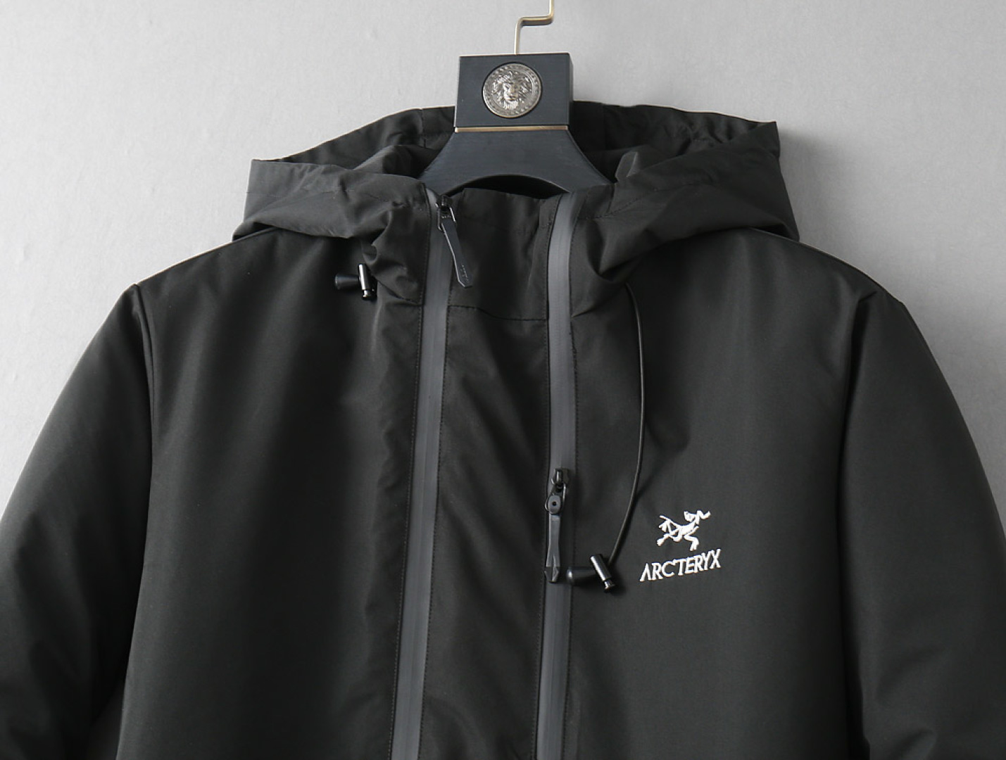 P520  始祖鸟  三标齐全    2025ss冬季新款羽绒棉服外套，秀场新品‼品相非常完美，舒适保暖，色泽饱满诱人，非常出彩的设计，轻松将时髦感进阶，做工极为考究严谨，走线工整细致！大牌设计师巨作！上身不显臃肿、超级帅气！现货码数：M ～ XXXL