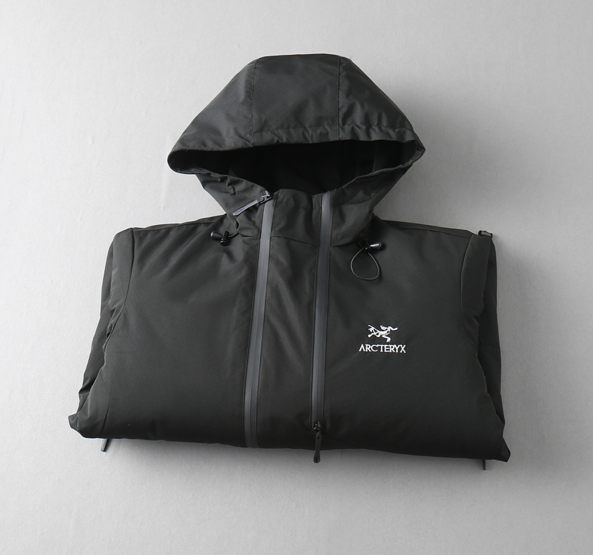 P520  始祖鸟  三标齐全    2025ss冬季新款羽绒棉服外套，秀场新品‼品相非常完美，舒适保暖，色泽饱满诱人，非常出彩的设计，轻松将时髦感进阶，做工极为考究严谨，走线工整细致！大牌设计师巨作！上身不显臃肿、超级帅气！现货码数：M ～ XXXL