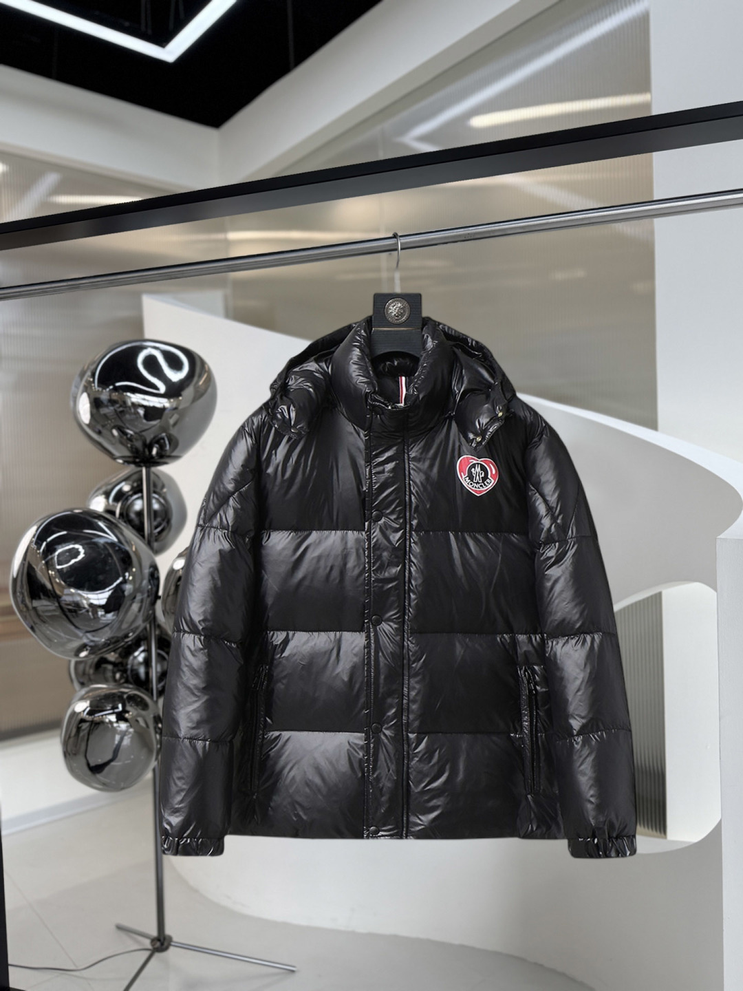 NO:626287,Mengkou's new winter down 90 white duck down jacket, the new product on the show is in perfect condition, comfortable and warm, the color is full and attractive, the very outstanding design can easily enhance the fashion sense, the workmanship is extremely sophisticated and rigorous, and the wiring is neat and meticulous!  A masterpiece from a famous designer!  The upper body does not look bloated and is super handsome!  Counter size M～XXXL,,Moncler,jackets & coats,down jacket,alexander wang19860909蒙口 冬季新款羽绒90白鸭绒外套,秀场新品品相非常完美,舒适保暖,色泽饱满诱人,非常出彩的设计,轻松将时髦感进阶,做工极为考究严谨,走线工整细致！大牌设计师巨作！上身不显臃肿、超级帅气！柜台码数M～XXXL,,Moncler,jackets & coats,down jacket,alexander wang,Men's clothing