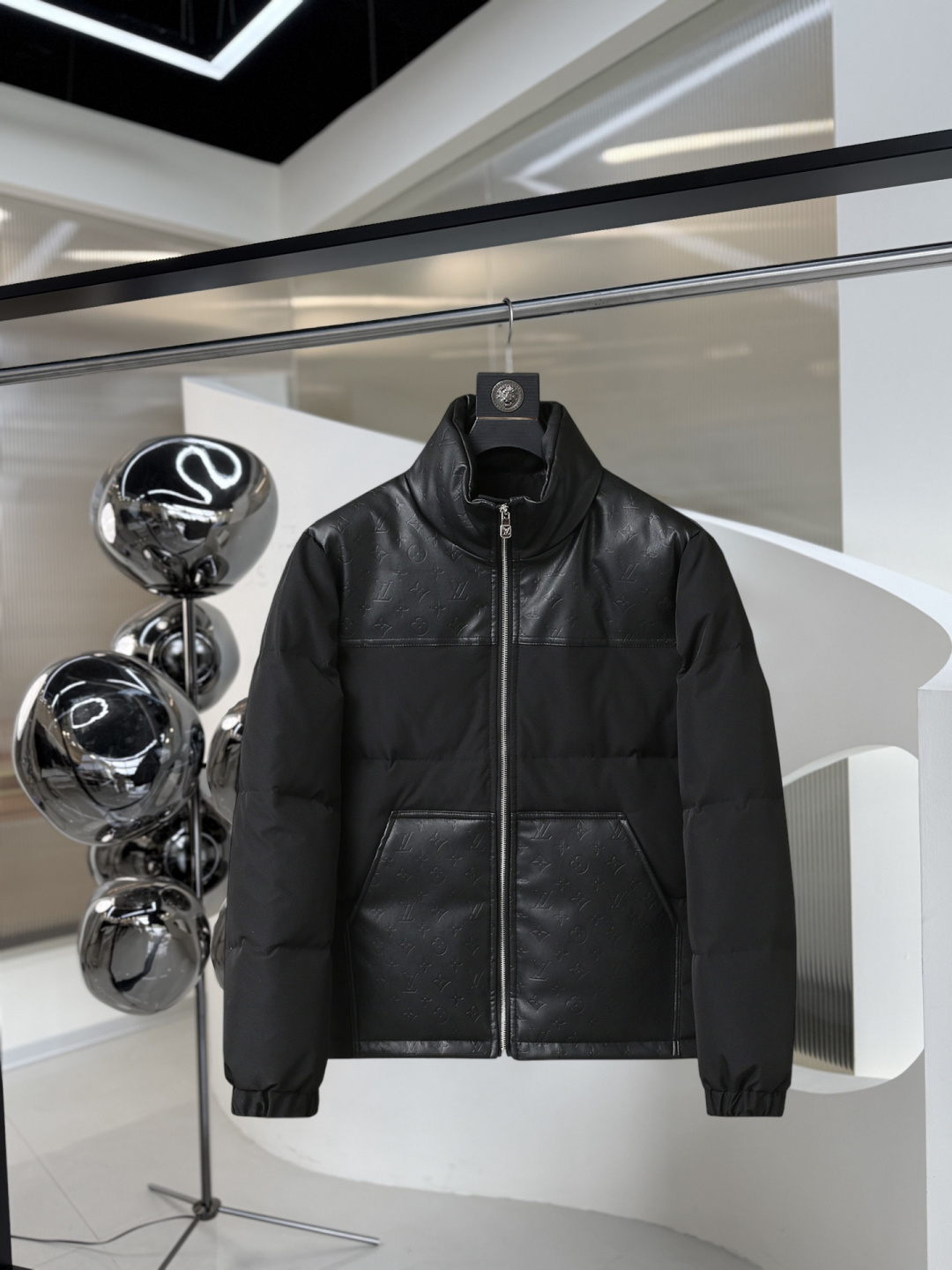 NO:626296,LV's new winter down 90 white duck down jacket, the new product on the show is in perfect condition, comfortable and warm, the color is full and attractive, the very outstanding design easily enhances the fashion sense, the workmanship is extremely sophisticated and rigorous, and the wiring is neat and meticulous!  A masterpiece from a famous designer!  The upper body does not look bloated and is super handsome!  Counter size M～XXXL,,louis vuitton,jackets & coats,down jacket,alexander wang19860909LV 冬季新款羽绒90白鸭绒外套,秀场新品品相非常完美,舒适保暖,色泽饱满诱人,非常出彩的设计,轻松将时髦感进阶,做工极为考究严谨,走线工整细致！大牌设计师巨作！上身不显臃肿、超级帅气！柜台码数M～XXXL,,louis vuitton,jackets & coats,down jacket,alexander wang,Men's clothing