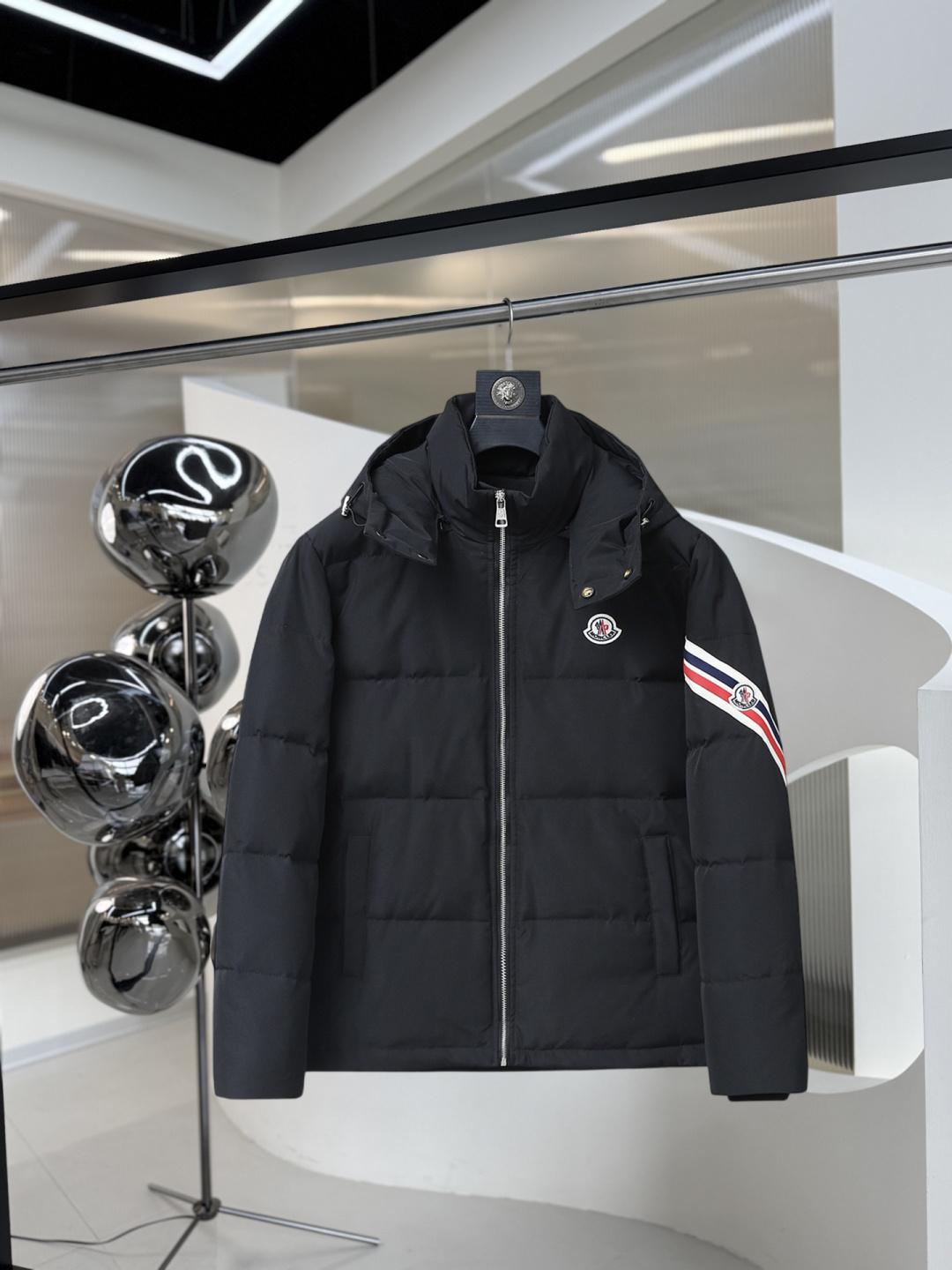 NO:680864,Mengkou's new winter down 90 white duck down jacket, the new product on the show is in perfect condition, comfortable and warm, the color is full and attractive, the very outstanding design can easily enhance the fashion sense, the workmanship is extremely sophisticated and rigorous, and the wiring is neat and meticulous!  A masterpiece from a famous designer!  The upper body does not look bloated and is super handsome!  Counter size M～XXXL,,Moncler,jackets & coats,down jacket,19860909蒙口 冬季新款羽绒90白鸭绒外套,秀场新品品相非常完美,舒适保暖,色泽饱满诱人,非常出彩的设计,轻松将时髦感进阶,做工极为考究严谨,走线工整细致！大牌设计师巨作！上身不显臃肿、超级帅气！柜台码数M～XXXL,,Moncler,jackets & coats,down jacket,,Men's clothing