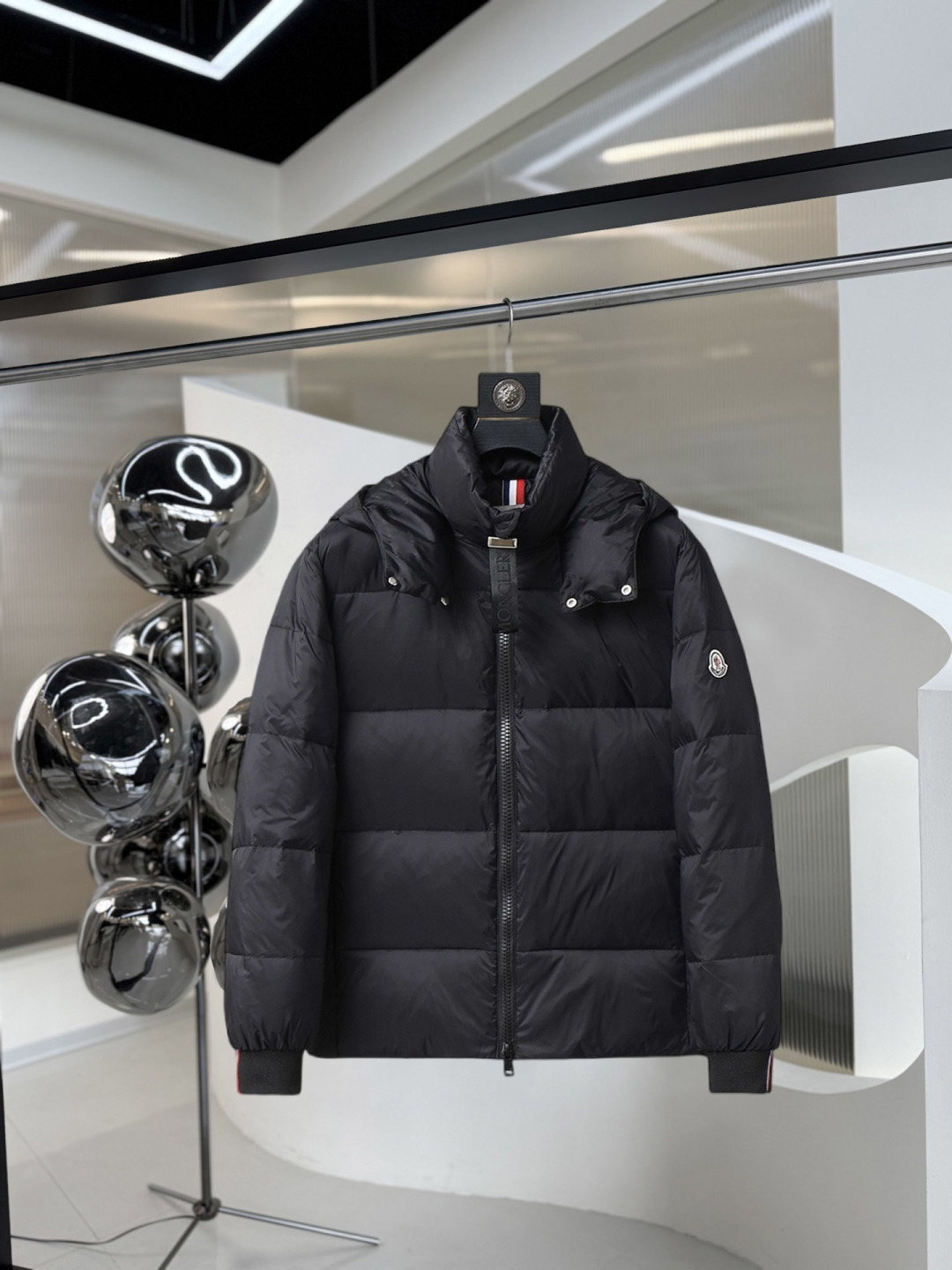 NO:626258,Mengkou's new winter down 90 white duck down jacket, the new product on the show is in perfect condition, comfortable and warm, the color is full and attractive, the very outstanding design can easily enhance the fashion sense, the workmanship is extremely sophisticated and rigorous, and the wiring is neat and meticulous!  A masterpiece from a famous designer!  The upper body does not look bloated and is super handsome!  Counter size M～XXXL,,Moncler,jackets & coats,down jacket,alexander wang19860909蒙口 冬季新款羽绒90白鸭绒外套,秀场新品品相非常完美,舒适保暖,色泽饱满诱人,非常出彩的设计,轻松将时髦感进阶,做工极为考究严谨,走线工整细致！大牌设计师巨作！上身不显臃肿、超级帅气！柜台码数M～XXXL,,Moncler,jackets & coats,down jacket,alexander wang,Men's clothing