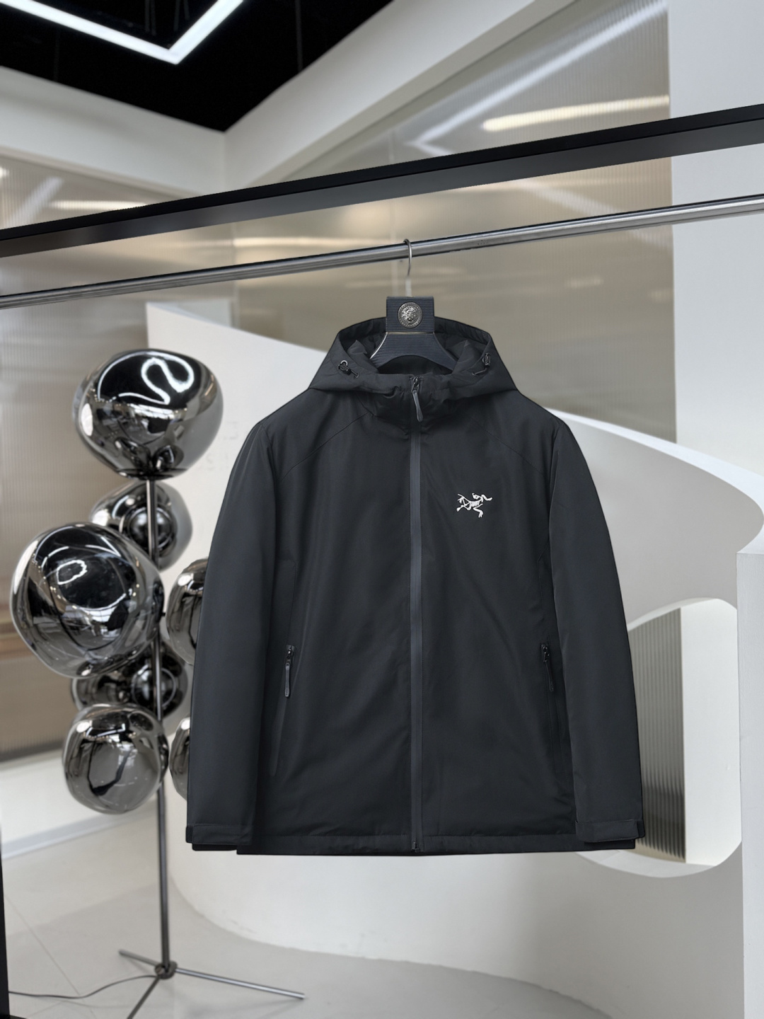 NO:626280,Arc'teryx's new winter down 90 white duck down jacket, the new product on the show is in perfect condition, comfortable and warm, the color is full and attractive, the very outstanding design can easily enhance the fashion sense, the workmanship is extremely sophisticated and rigorous, and the wiring is neat and meticulous!  A masterpiece from a famous designer!  The upper body does not look bloated and is super handsome!  Counter size M～XXXL,arc'teryx,jackets & coats,down jacket,alexander wang19860909始祖鸟 冬季新款羽绒90白鸭绒外套,秀场新品品相非常完美,舒适保暖,色泽饱满诱人,非常出彩的设计,轻松将时髦感进阶,做工极为考究严谨,走线工整细致！大牌设计师巨作！上身不显臃肿、超级帅气！柜台码数M～XXXL,arc'teryx,jackets & coats,down jacket,alexander wang,Men's clothing