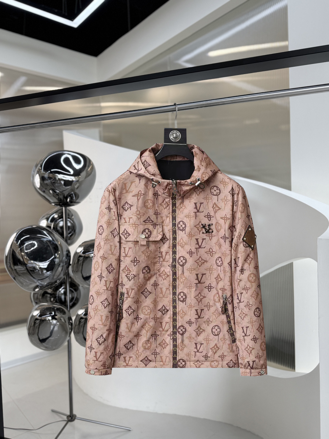 LV 三标齐全 2025ss冬季新款羽绒棉服外套,秀场新品 品相非常完美,舒适保暖,色泽饱满诱人,非常出彩的设计,轻松将时髦感进阶,做工极为考究严谨,走线工整细致!大牌设计师巨作!上身不显臃肿、超级帅气!现货