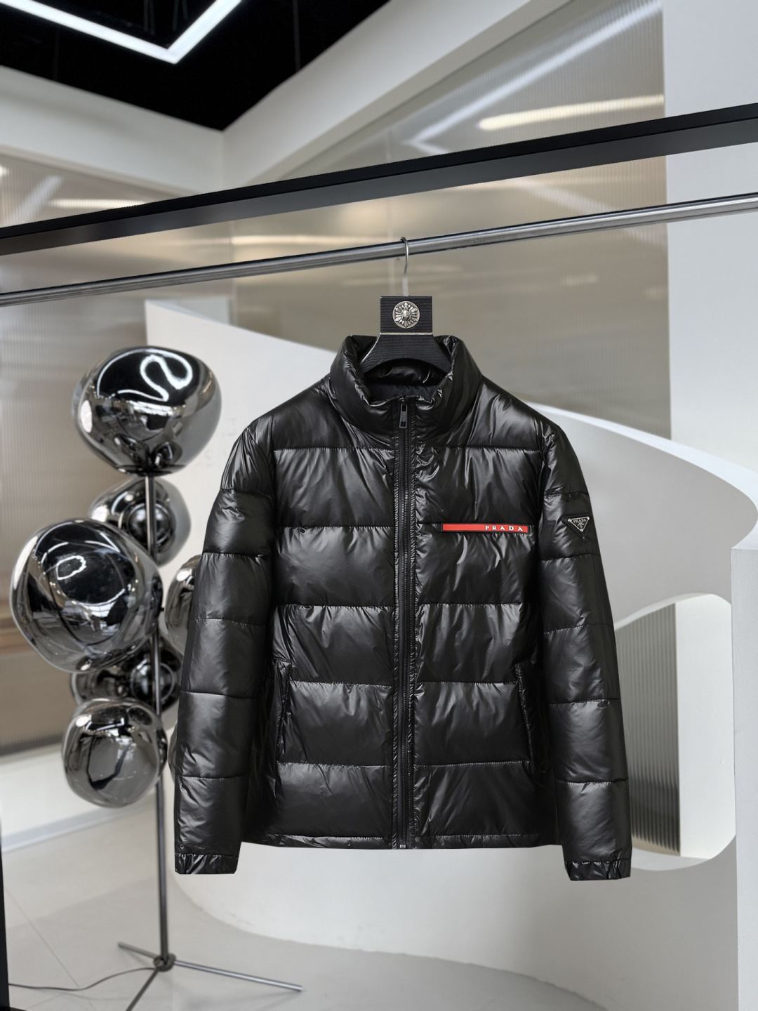 NO:626244,The hot item for the beginning of winter, Prada's new ss winter down jacket with all three standards, the new product on the show is in perfect condition, comfortable and warm, the color is full and attractive, the design is very outstanding, it can easily enhance the fashion sense, the workmanship is extremely sophisticated and rigorous, and the wiring is neat and meticulous!  A masterpiece from a famous designer!  The upper body does not look bloated and is super handsome!  Available sizes M ~ XXXL,,prada,jackets & coats,down jacket,alexander wang19860909开冬爆款, 普拉达 三标齐全ss冬季新款羽绒服外套,秀场新品品相非常完美,舒适保暖,色泽饱满诱人,非常出彩的设计,轻松将时髦感进阶,做工极为考究严谨,走线工整细致！大牌设计师巨作！上身不显臃肿、超级帅气！现货码数M ～ XXXL,,prada,jackets & coats,down jacket,alexander wang,Men's clothing