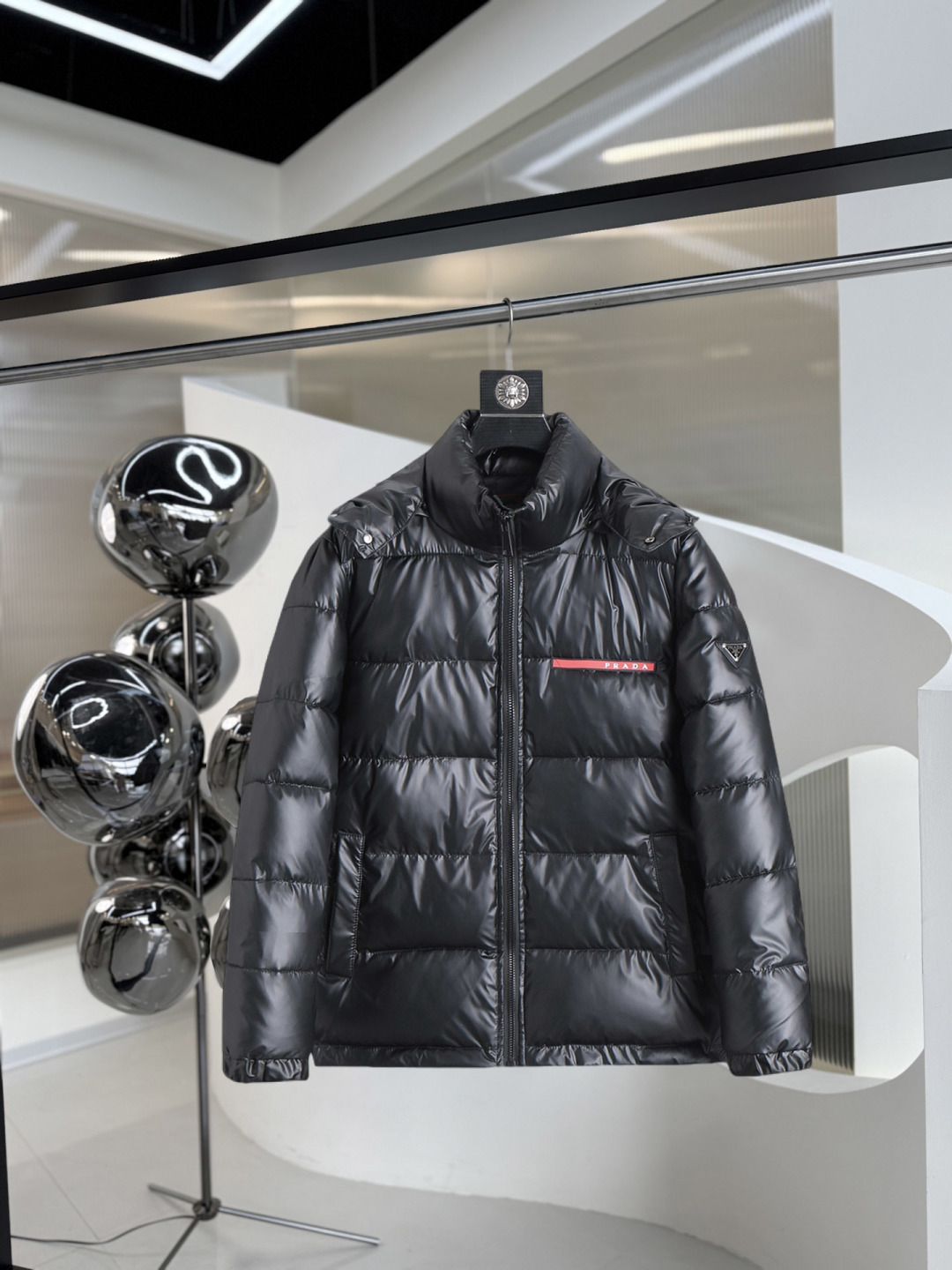 开冬爆款 普拉达 三标齐全 2025ss冬季新款羽绒服外套,秀场新品 品相非常完美,舒适保暖,色泽饱满诱人,非常出彩的设计,轻松将时髦感进阶,做工极为考究严谨,走线工整细致!大牌设计师巨作!上身不显臃肿、超级帅气!现货