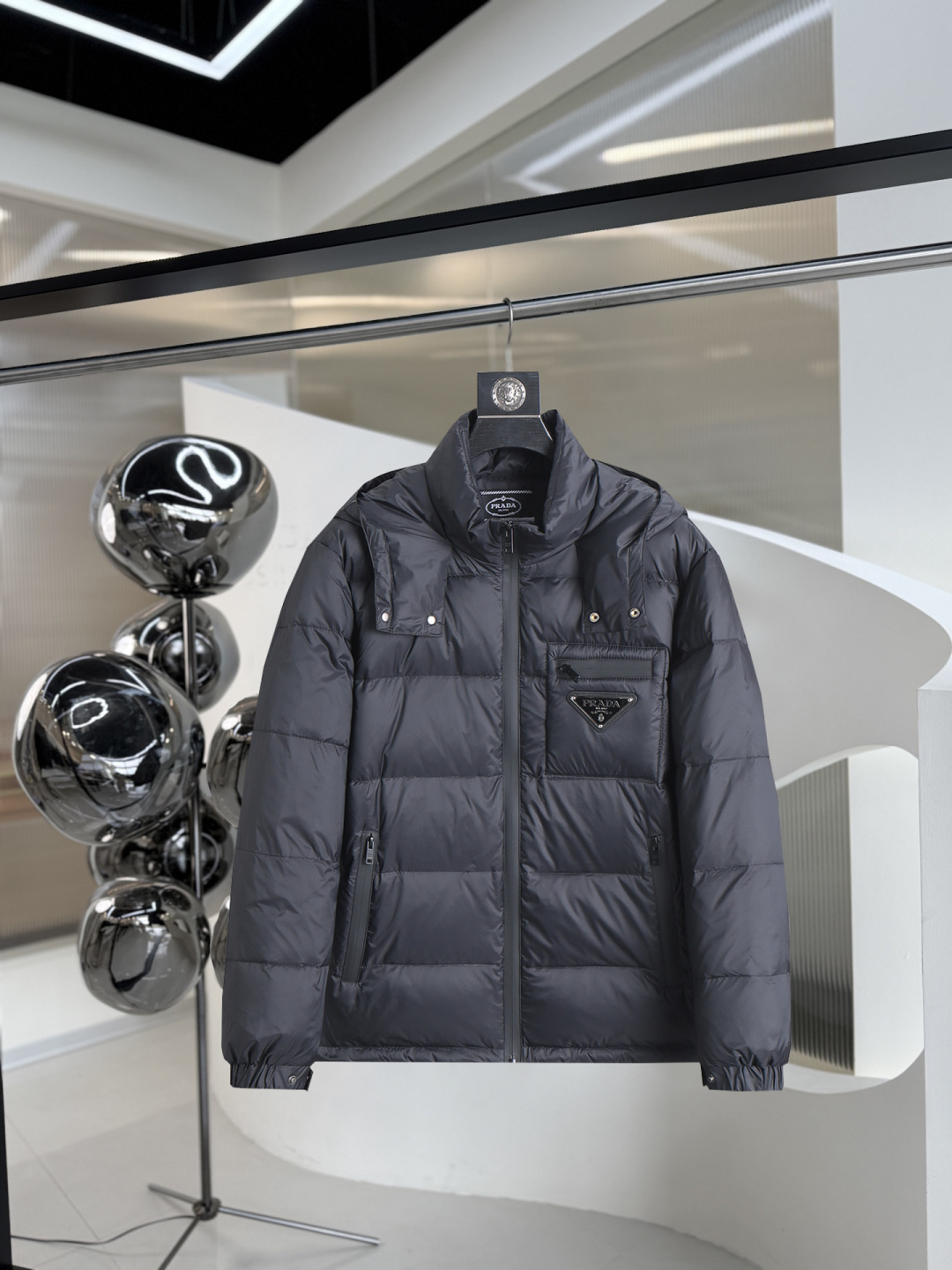 开冬爆款 普拉达 三标齐全 2025ss冬季新款羽绒服外套,秀场新品 品相非常完美,舒适保暖,色泽饱满诱人,非常出彩的设计,轻松将时髦感进阶,做工极为考究严谨,走线工整细致!大牌设计师巨作!上身不显臃肿、超级帅气!现货