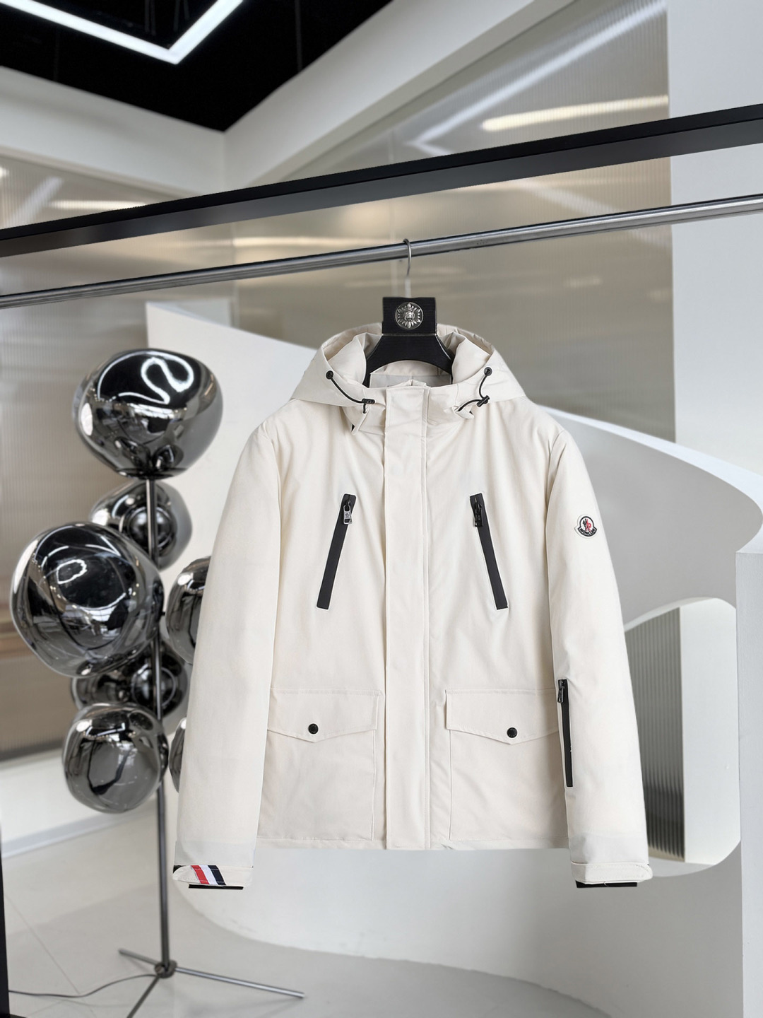 NO:626262,The hottest item for the winter, the new winter down jacket with all three labels for the mask. The new product on the show is in perfect condition. It is comfortable and warm, and the color is full and attractive. The design is very outstanding, and it can easily enhance the sense of fashion. The workmanship is extremely sophisticated and rigorous, and the wiring is neat and meticulous!  A masterpiece from a famous designer!  The upper body does not look bloated and is super handsome!  Available sizes M ~ XXXL,,Moncler,jackets & coats,down jacket,alexander wang19860909开冬爆款, 蒙口 三标齐全ss冬季新款羽绒服外套,秀场新品品相非常完美,舒适保暖,色泽饱满诱人,非常出彩的设计,轻松将时髦感进阶,做工极为考究严谨,走线工整细致！大牌设计师巨作！上身不显臃肿、超级帅气！现货码数M ～ XXXL,,Moncler,jackets & coats,down jacket,alexander wang,Men's clothing