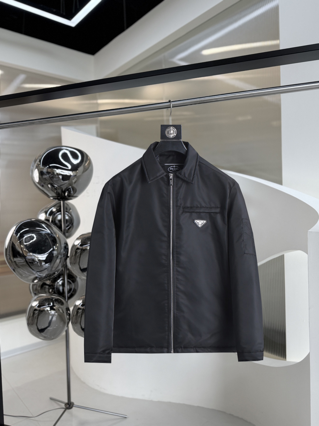 开冬爆款 普拉达 三标齐全 2025ss冬季新款羽绒服外套,秀场新品 品相非常完美,舒适保暖,色泽饱满诱人,非常出彩的设计,轻松将时髦感进阶,做工极为考究严谨,走线工整细致!大牌设计师巨作!上身不显臃肿、超级帅气!现货