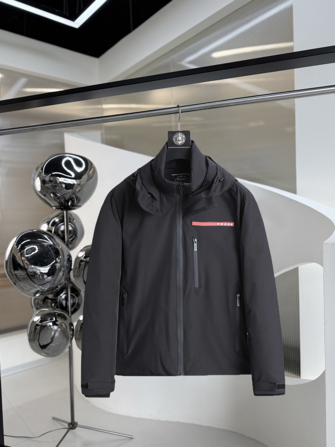 开冬爆款 普拉达 三标齐全 2025ss冬季新款羽绒服外套,秀场新品 品相非常完美,舒适保暖,色泽饱满诱人,非常出彩的设计,轻松将时髦感进阶,做工极为考究严谨,走线工整细致!大牌设计师巨作!上身不显臃肿、超级帅气!现货