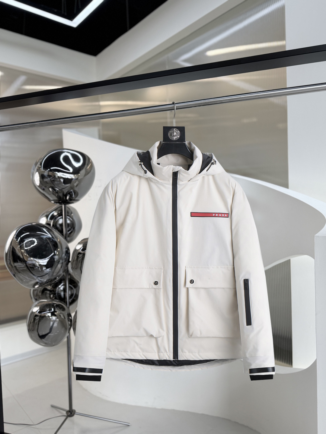 开冬爆款 普拉达 三标齐全 2025ss冬季新款羽绒服外套,秀场新品 品相非常完美,舒适保暖,色泽饱满诱人,非常出彩的设计,轻松将时髦感进阶,做工极为考究严谨,走线工整细致!大牌设计师巨作!上身不显臃肿、超级帅气!现货