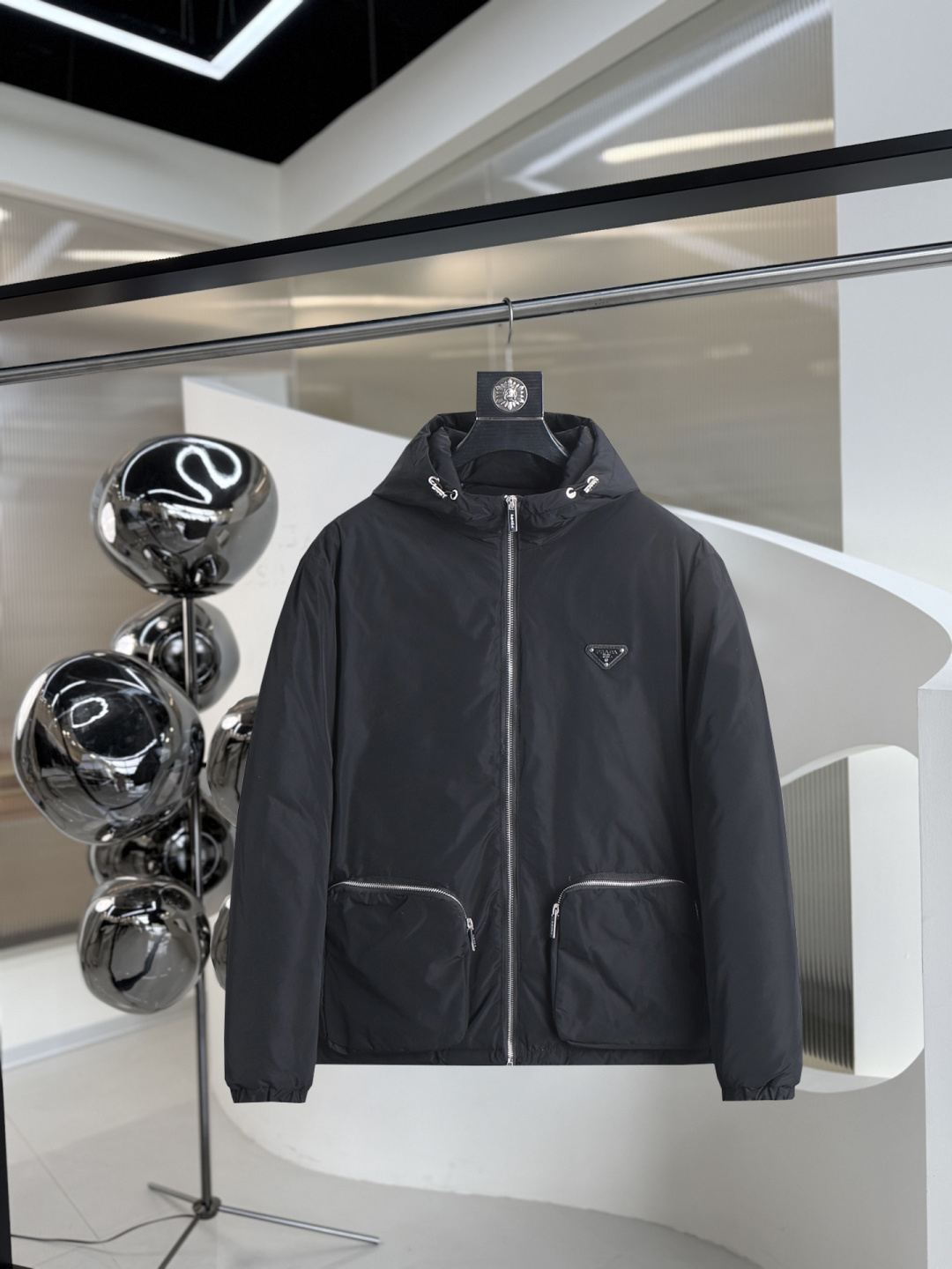 开冬爆款 普拉达 三标齐全 2025ss冬季新款羽绒服外套,秀场新品 品相非常完美,舒适保暖,色泽饱满诱人,非常出彩的设计,轻松将时髦感进阶,做工极为考究严谨,走线工整细致!大牌设计师巨作!上身不显臃肿、超级帅气!现货