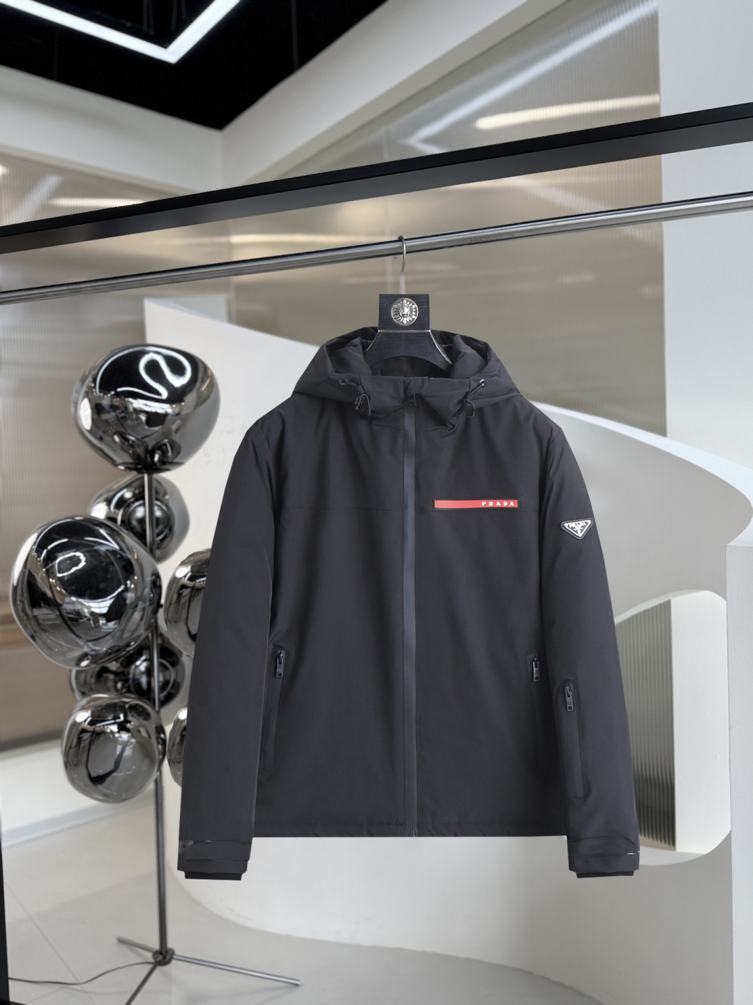 开冬爆款 普拉达 三标齐全 2025ss冬季新款羽绒服外套,秀场新品 品相非常完美,舒适保暖,色泽饱满诱人,非常出彩的设计,轻松将时髦感进阶,做工极为考究严谨,走线工整细致!大牌设计师巨作!上身不显臃肿、超级帅气!现货