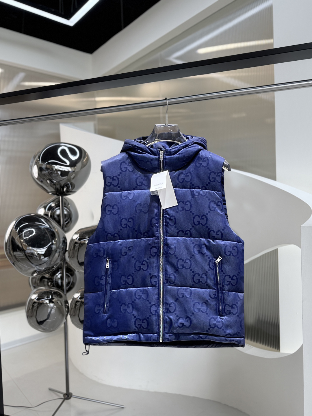 NO:626304,Gucci FW down vest, a must-have item for fashionistas!  Advanced customization: The highest standard 90 white goose down, the ingredients are tested, and the first-class thermal performance. Double-layer gallbladder cloth inside to ensure that the goose down will not drill out. Customized high-density waterproof nylon fabric. High-end texture and durability. The quality can reach the purchase level. Super versatile, the upper body effect is great!  Size M~3XL,,down jacket,alexander wang19860909古奇 FW羽绒马甲 潮人必备单品！高级定制 最高标准90白鹅绒,成分支持检测,一流保暖性能.内里双层胆布,以保证鹅绒不会钻出,定制高密度防水尼龙面料.高端质感及耐用性.品质可达代购级别. 超级百搭,上身效果超赞！ 尺码M~3XL,,down jacket,alexander wang,Men's clothing