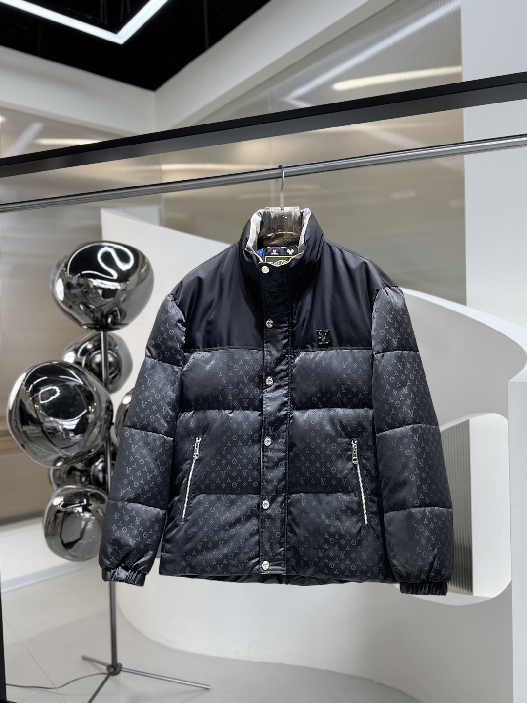 LV 三标齐全 2025ss冬季新款羽绒棉服外套,秀场新品 品相非常完美,舒适保暖,色泽饱满诱人,非常出彩的设计,轻松将时髦感进阶,做工极为考究严谨,走线工整细致!大牌设计师巨作!上身不显臃肿、超级帅气!现货