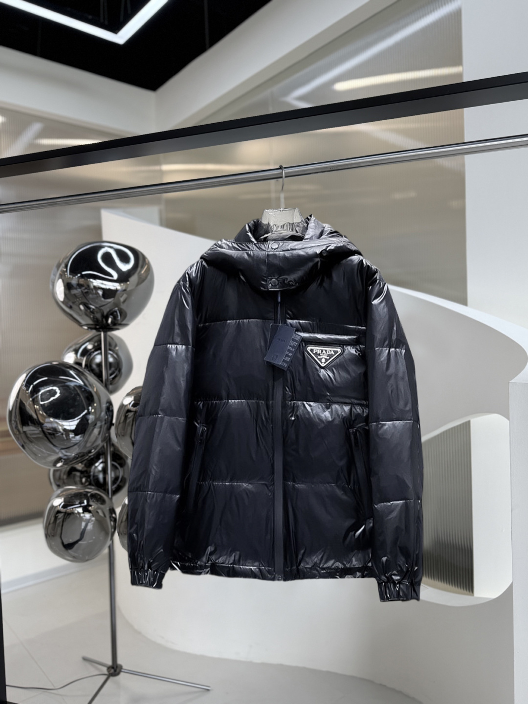 NO:680857,The hot item for the beginning of winter, Prada's new ss winter down jacket with all three standards, the new product on the show is in perfect condition, comfortable and warm, the color is full and attractive, the design is very outstanding, it can easily enhance the fashion sense, the workmanship is extremely sophisticated and rigorous, and the wiring is neat and meticulous!  A masterpiece from a famous designer!  The upper body does not look bloated and is super handsome!  Available sizes M ~ XXXL,,prada,jackets & coats,down jacket,19860909开冬爆款, 普拉达 三标齐全ss冬季新款羽绒服外套,秀场新品品相非常完美,舒适保暖,色泽饱满诱人,非常出彩的设计,轻松将时髦感进阶,做工极为考究严谨,走线工整细致！大牌设计师巨作！上身不显臃肿、超级帅气！现货码数M ～ XXXL,,prada,jackets & coats,down jacket,,Men's clothing