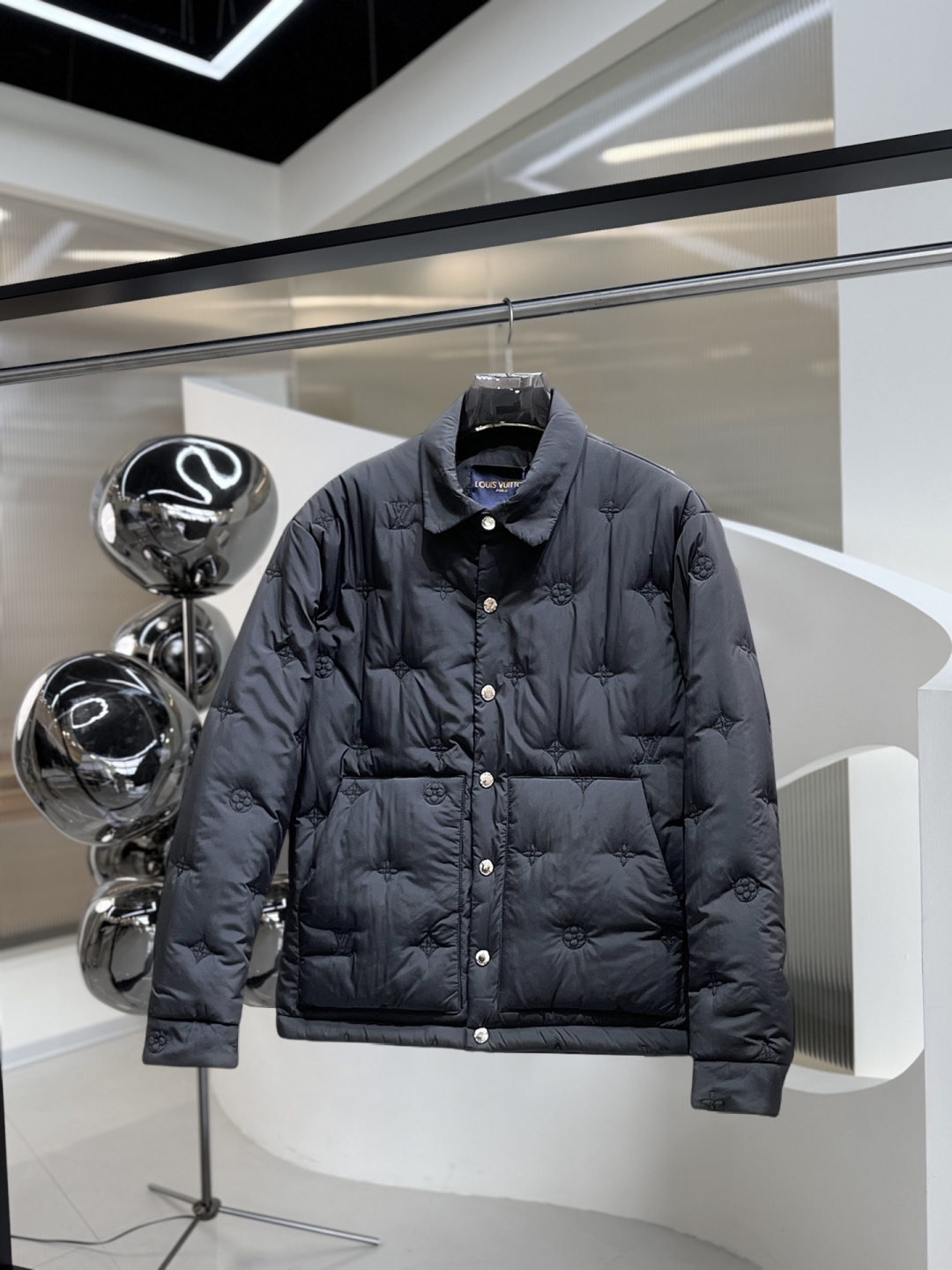 NO:626286,LV three-standard complete ss new winter down jacket, the new product on the show is in perfect condition, comfortable and warm, the color is full and attractive, the very outstanding design can easily enhance the fashion sense, the workmanship is extremely sophisticated and rigorous, and the wiring is neat and meticulous!  A masterpiece from a famous designer!  The upper body does not look bloated and is super handsome!  Available sizes M ~ XXXL,,louis vuitton,jackets & coats,down jacket,alexander wang19860909LV 三标齐全 ss冬季新款羽绒棉服外套,秀场新品品相非常完美,舒适保暖,色泽饱满诱人,非常出彩的设计,轻松将时髦感进阶,做工极为考究严谨,走线工整细致！大牌设计师巨作！上身不显臃肿、超级帅气！现货码数M ～ XXXL,,louis vuitton,jackets & coats,down jacket,alexander wang,Men's clothing