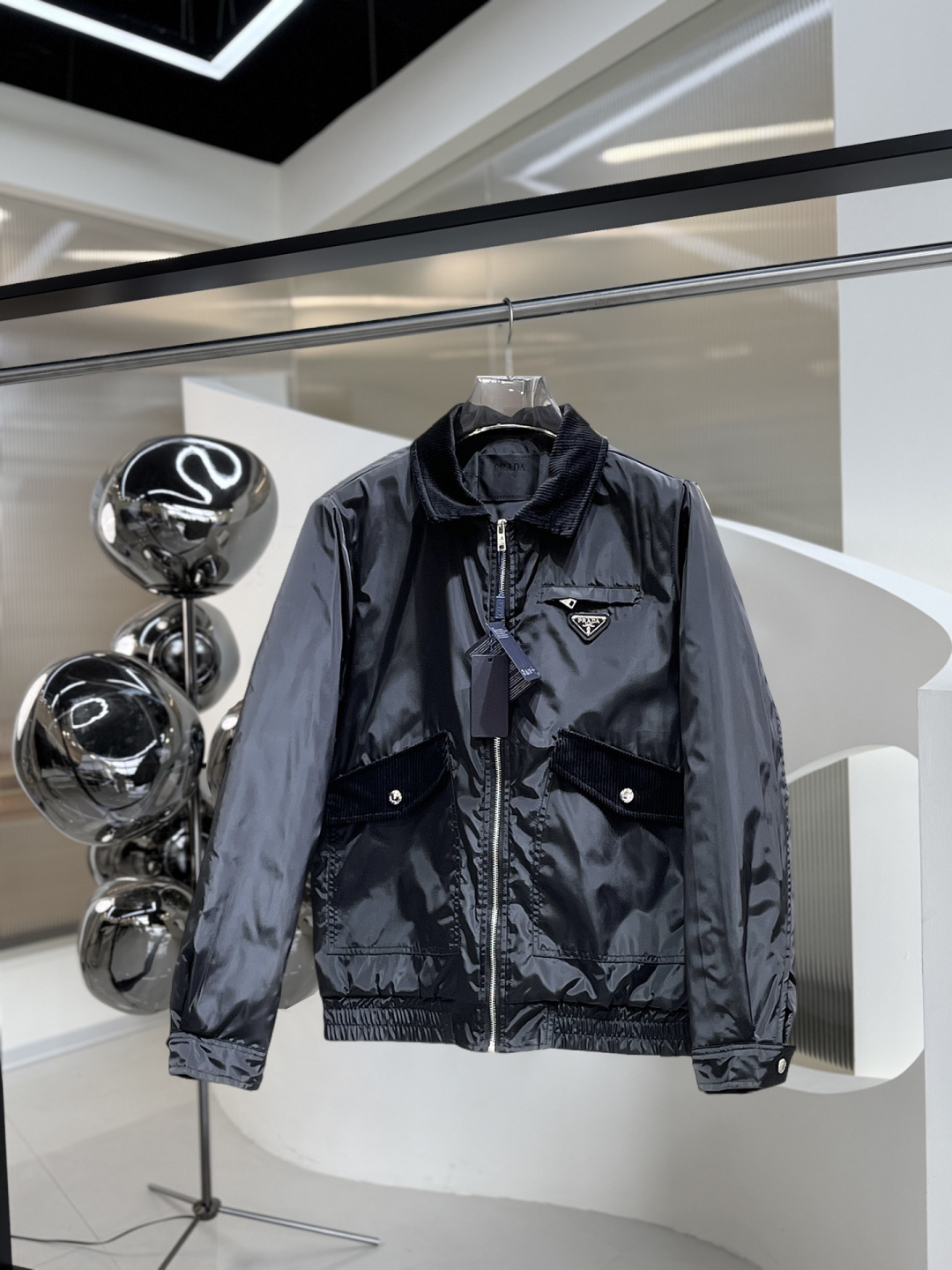 NO:626277,Prada's three-standard complete ss new winter down jacket, the new product on the show is in perfect condition, comfortable and warm, the color is full and attractive, the design is very outstanding, it can easily enhance the sense of fashion, the workmanship is extremely sophisticated and rigorous, and the wiring is neat and meticulous!  A masterpiece from a famous designer!  The upper body does not look bloated and is super handsome!  Available sizes M ~ XXXL,,prada,jackets & coats,down jacket,alexander wang19860909普拉达 三标齐全 ss冬季新款羽绒棉服外套,秀场新品品相非常完美,舒适保暖,色泽饱满诱人,非常出彩的设计,轻松将时髦感进阶,做工极为考究严谨,走线工整细致！大牌设计师巨作！上身不显臃肿、超级帅气！现货码数M ～ XXXL,,prada,jackets & coats,down jacket,alexander wang,Men's clothing