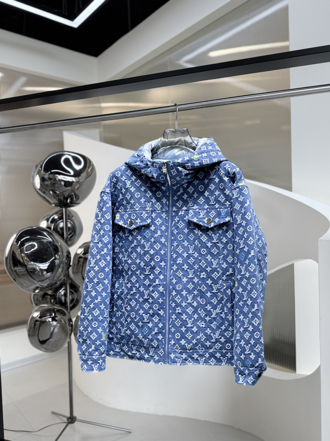 NO:626335,LV's new winter down 90 white duck down jacket, the new product on the show is in perfect condition, comfortable and warm, the color is full and attractive, the very outstanding design easily enhances the fashion sense, the workmanship is extremely sophisticated and rigorous, and the wiring is neat and meticulous!  A masterpiece from a famous designer!  The upper body does not look bloated and is super handsome!  Same style for men and women, counter sizes M～XXXL,,louis vuitton,jackets & coats,down jacket,alexander wang19860909LV 冬季新款羽绒90白鸭绒外套,秀场新品品相非常完美,舒适保暖,色泽饱满诱人,非常出彩的设计,轻松将时髦感进阶,做工极为考究严谨,走线工整细致！大牌设计师巨作！上身不显臃肿、超级帅气！男女同款 柜台码数M～XXXL,,louis vuitton,jackets & coats,down jacket,alexander wang,Men's clothing