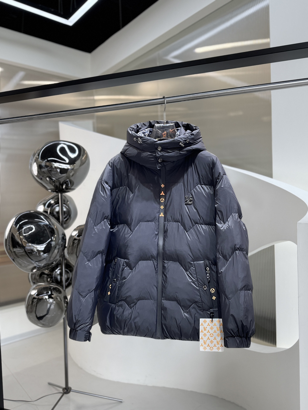 NO:626268,LV three-standard complete ss new winter down jacket, the new product on the show is in perfect condition, comfortable and warm, the color is full and attractive, the very outstanding design can easily enhance the fashion sense, the workmanship is extremely sophisticated and rigorous, and the wiring is neat and meticulous!  A masterpiece from a famous designer!  The upper body does not look bloated and is super handsome!  Available sizes M ~ XXXL,,louis vuitton,jackets & coats,down jacket,alexander wang19860909LV 三标齐全 ss冬季新款羽绒棉服外套,秀场新品品相非常完美,舒适保暖,色泽饱满诱人,非常出彩的设计,轻松将时髦感进阶,做工极为考究严谨,走线工整细致！大牌设计师巨作！上身不显臃肿、超级帅气！现货码数M ～ XXXL,,louis vuitton,jackets & coats,down jacket,alexander wang,Men's clothing