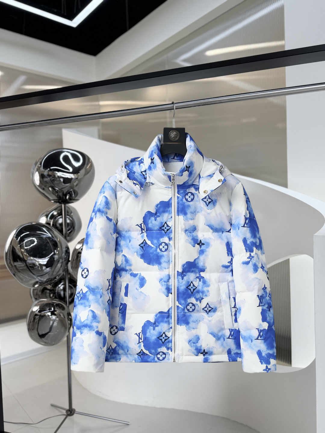 NO:626328,LV's new winter down 90 white duck down jacket, the new product on the show is in perfect condition, comfortable and warm, the color is full and attractive, the very outstanding design easily enhances the fashion sense, the workmanship is extremely sophisticated and rigorous, and the wiring is neat and meticulous!  A masterpiece from a famous designer!  The upper body does not look bloated and is super handsome!  Counter size M～XXXL,,louis vuitton,jackets & coats,down jacket,alexander wang19860909LV 冬季新款羽绒90白鸭绒外套,秀场新品品相非常完美,舒适保暖,色泽饱满诱人,非常出彩的设计,轻松将时髦感进阶,做工极为考究严谨,走线工整细致！大牌设计师巨作！上身不显臃肿、超级帅气！柜台码数M～XXXL,,louis vuitton,jackets & coats,down jacket,alexander wang,Men's clothing