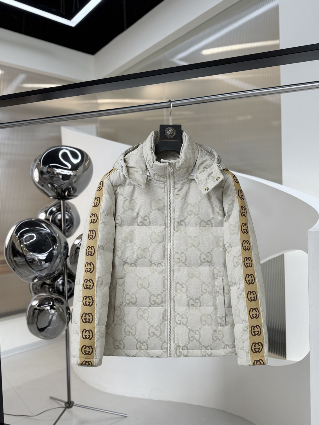 NO:626321,Gucci's new winter down 90 white duck down jacket, the new product on the show is in perfect condition, comfortable and warm, the color is full and attractive, the very outstanding design easily enhances the fashion sense, the workmanship is extremely sophisticated and rigorous, and the wiring is neat and meticulous!  A masterpiece from a famous designer!  The upper body does not look bloated and is super handsome!  Counter size M～XXXL,,jackets & coats,down jacket,alexander wang19860909古奇 冬季新款羽绒90白鸭绒外套,秀场新品品相非常完美,舒适保暖,色泽饱满诱人,非常出彩的设计,轻松将时髦感进阶,做工极为考究严谨,走线工整细致！大牌设计师巨作！上身不显臃肿、超级帅气！柜台码数M～XXXL,,jackets & coats,down jacket,alexander wang,Men's clothing