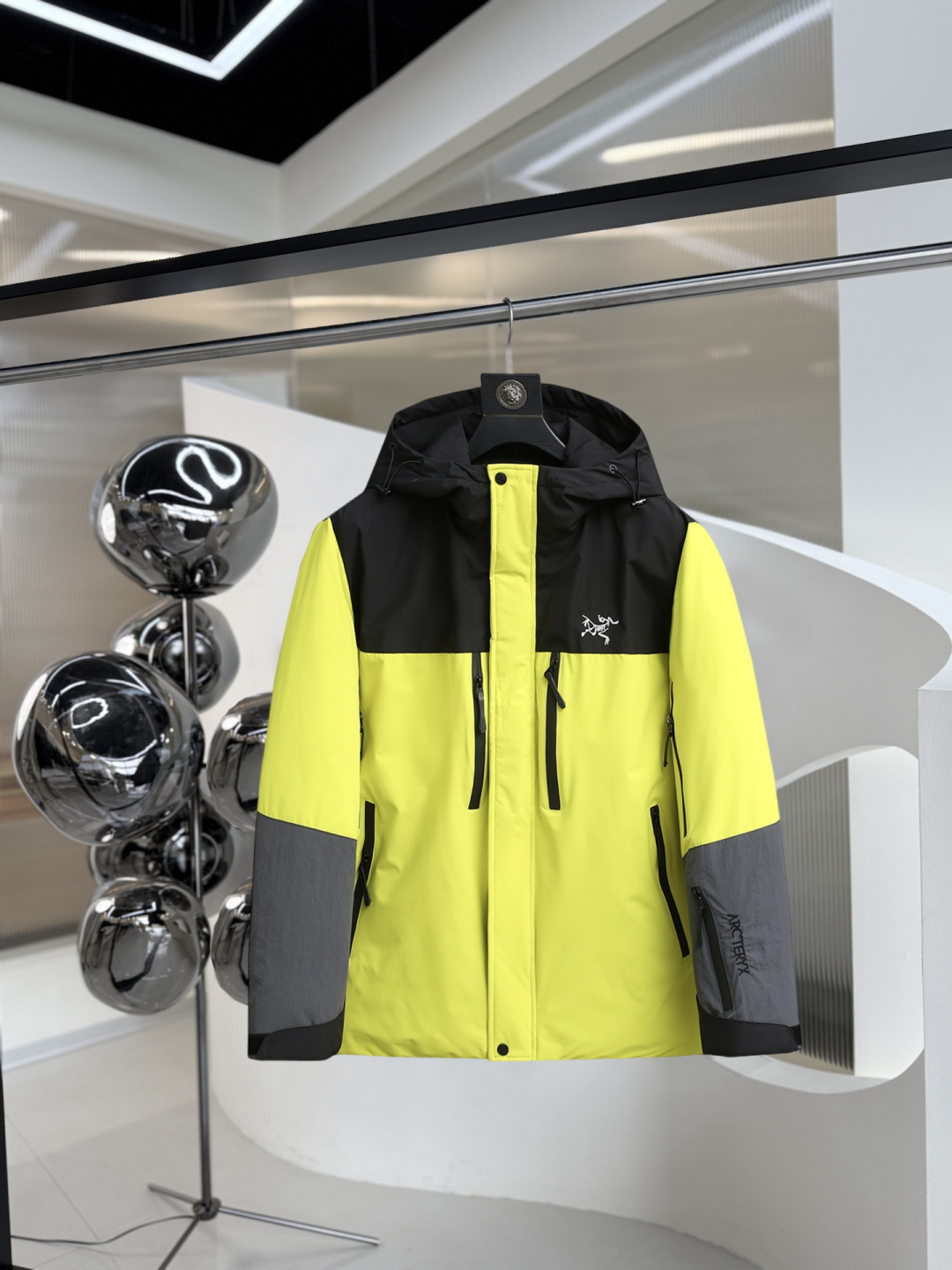 NO:626298,Arc'teryx's new winter down 90 white duck down jacket, the new product on the show is in perfect condition, comfortable and warm, the color is full and attractive, the very outstanding design can easily enhance the fashion sense, the workmanship is extremely sophisticated and rigorous, and the wiring is neat and meticulous!  A masterpiece from a famous designer!  The upper body does not look bloated and is super handsome!  Counter size M～XXXL,arc'teryx,jackets & coats,down jacket,alexander wang19860909始祖鸟 冬季新款羽绒90白鸭绒外套,秀场新品品相非常完美,舒适保暖,色泽饱满诱人,非常出彩的设计,轻松将时髦感进阶,做工极为考究严谨,走线工整细致！大牌设计师巨作！上身不显臃肿、超级帅气！柜台码数M～XXXL,arc'teryx,jackets & coats,down jacket,alexander wang,Men's clothing