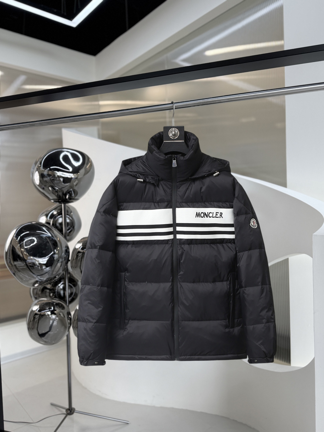 NO:626288,Mengkou's new winter down 90 white duck down jacket, the new product on the show is in perfect condition, comfortable and warm, the color is full and attractive, the very outstanding design can easily enhance the fashion sense, the workmanship is extremely sophisticated and rigorous, and the wiring is neat and meticulous!  A masterpiece from a famous designer!  The upper body does not look bloated and is super handsome!  Counter size M～XXXL,,Moncler,jackets & coats,down jacket,alexander wang19860909蒙口 冬季新款羽绒90白鸭绒外套,秀场新品品相非常完美,舒适保暖,色泽饱满诱人,非常出彩的设计,轻松将时髦感进阶,做工极为考究严谨,走线工整细致！大牌设计师巨作！上身不显臃肿、超级帅气！柜台码数M～XXXL,,Moncler,jackets & coats,down jacket,alexander wang,Men's clothing