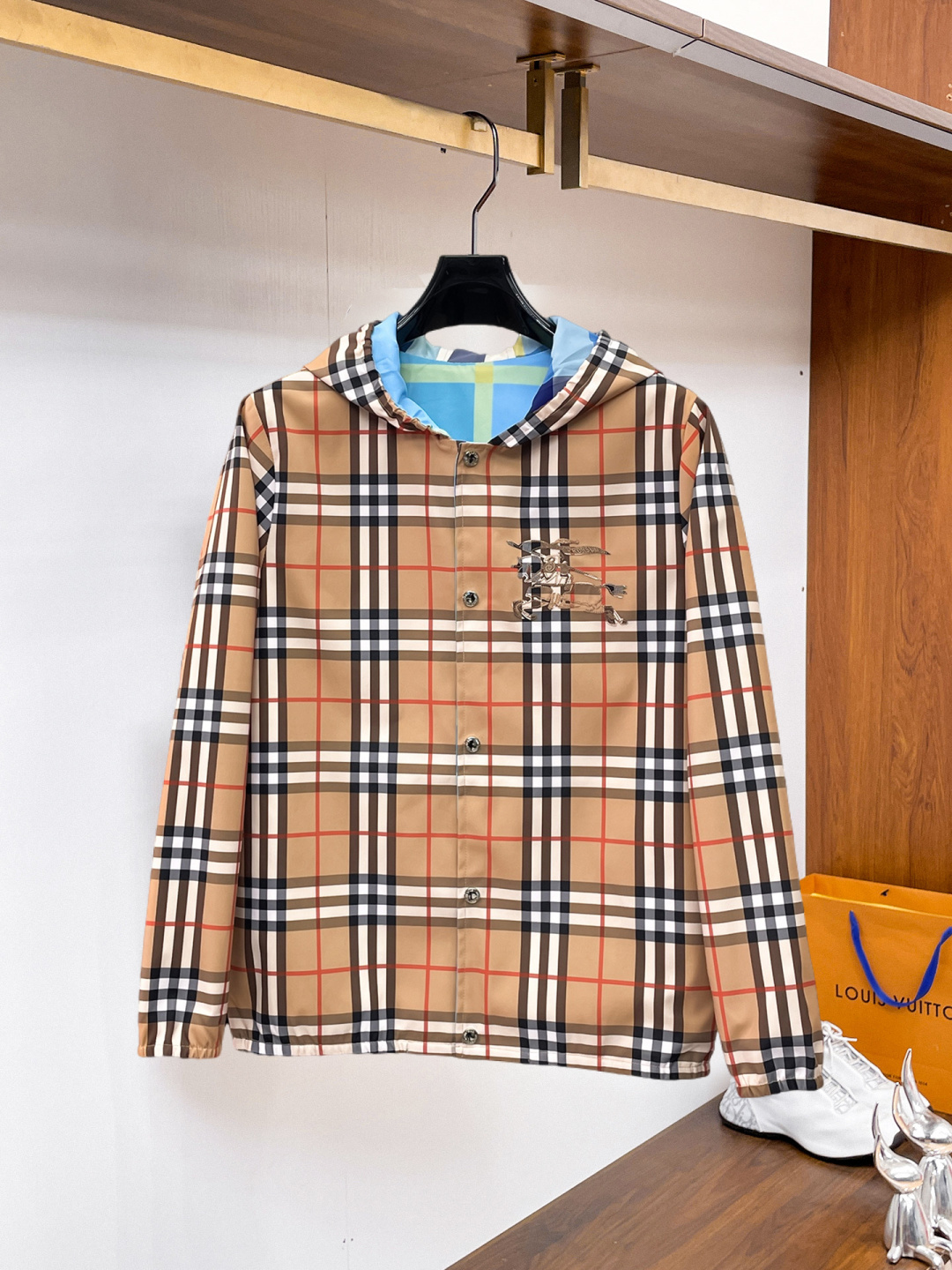 NO:937769,Burberry 2026 autumn new men's reversible jacket. Original 1:1 customized hardware accessories. All imported and original customization. Welcome to compare at the counter. Super soft. Super heavy fabric workmanship. Perfect fit. Pay attention to the fabric. Super comfortable. Exclusive model. Non-market goods. Same size for men and women. M ~ XXXL,,burberry,jackets & coats,jackets & coats,19860909巴宝莉 2026秋装新款男士双面穿夹克外套 原版1:1订制五金配件全进口原版定制 欢迎专柜对比 超柔软 超级重面料做工杠杠的版型完美 注意面料超舒服 独家款 非市场货 男女同款尺码M ～XXXL,,burberry,jackets & coats,jackets & coats,,Men's clothing
